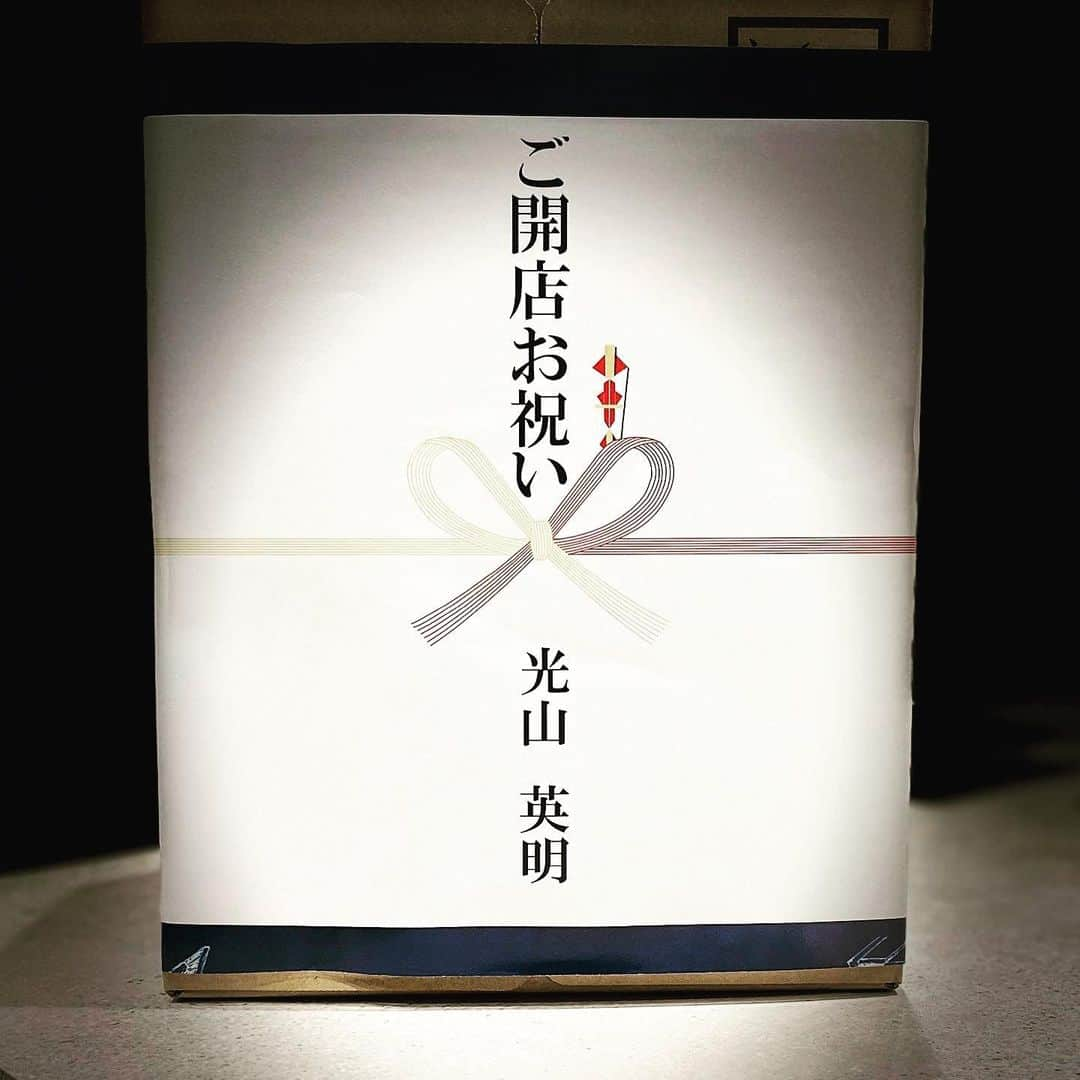 田辺晋太郎さんのインスタグラム写真 - (田辺晋太郎Instagram)「【祝！焼肉人生タロちゃん 桜新町店 本日1周年！！感謝！】  本日 9/28 で #焼肉人生タロちゃん #桜新町 店は無事に1周年を迎える事が出来ましたー！！！  これも偏にご来店いただいたお客様、そしていつも元気に働いてくれたスタッフ、温かく迎えてくださった桜新町の町内会の皆様のおかげでございます！   こうして1年前の今日、お世話になっている大先輩や大切な友人からいただいたお祝いのお花等を見ると、気分を新たにまたこれからも頑張ろう！と言う気持ちになります、本当にありがとうございます！  私が生まれ育った地元、世田谷区弦巻がある桜新町に家族連れでも楽しめる #焼肉屋 を作りたい！子育て中でもおいしい #焼肉 が食べられるお店を作りたい！ そんな思いからこのプロジェクトはスタートしました。  小学生以下ドリンク無料！！オモチャもサービス！  本来お店はソフトドリンクで儲けを出すもんじゃないの？と言うのが定説ですが、自分が子連れの客目線だと子供のジュースや烏龍茶に800円とか取られたらあまりそんなお店には連れていけません（笑）  子供が何不自由なく楽しめるお店と言うのは連れて行った親も嬉しいし、そしてたまにおじいちゃんやおばあちゃんが遊びに来てくれた時は、「一緒にタロちゃんに行こうよ！」と言えるようなお店にしたい！  お店を作るにあたって自分の描いた【未来予想図】が、今では土日だけでなく、平日にもご家族連れでお客様がいらしてくださっています。本当に嬉しく思います！！  タロちゃん系列としては初めての 個室 も用意したので仕事の話や寛いだ食事もできますし、お二人様用席はお一人で焼肉を食べたいという方にも大変重宝されてます。  本日で無事一周年を迎えましたが、これからも北九州小倉で60年続いた秘伝のタレと #但馬太田牛 など最高峰の #和牛 、そして タンやハラミ、レバーなどの新鮮な ホルモン類、そして元気いっぱいの若いスタッフが皆様をお待ちしております！！ もちろん #肉マイスター #田辺晋太郎 も若いスタッフに紛れてマスコットおじさんとしてちょいちょいおります（笑） 本日1周年当日と明日29日は #レモンサワー や #ハイボール が一杯なんと29円！ タロちゃん盛りもThank you価格の3900円と破格のお値段で提供いたします！  今夜21時位にはお店におりますのでもしお近くの方は乾杯だけでもしに来てくださいね！！  引き続き何卒宜しくお願いします！！  来月は #ホルモン人生タロちゃん #中野 本店の2周年だー！！」9月28日 8時53分 - meat_meister_tanabe_shintaro