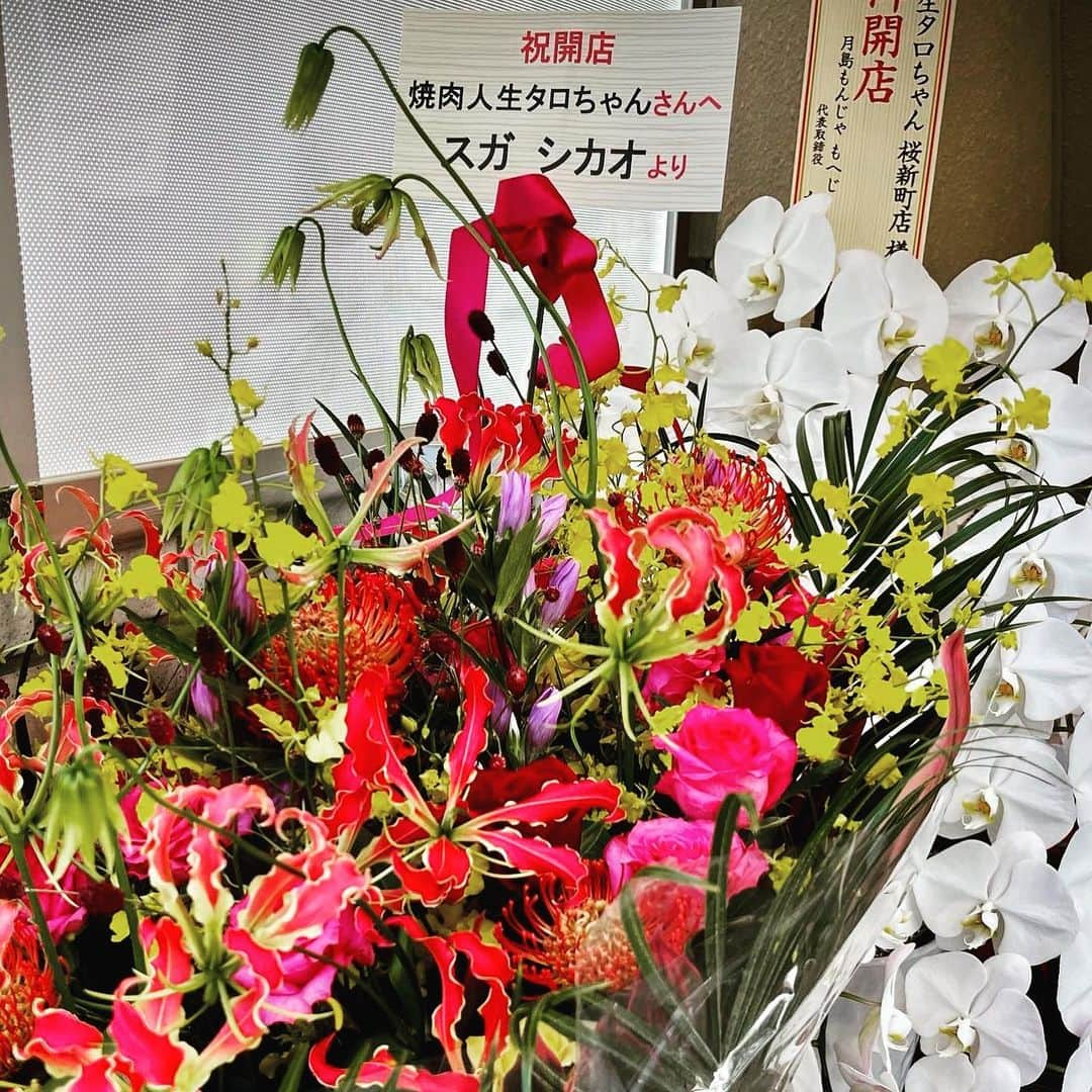 田辺晋太郎さんのインスタグラム写真 - (田辺晋太郎Instagram)「【祝！焼肉人生タロちゃん 桜新町店 本日1周年！！感謝！】  本日 9/28 で #焼肉人生タロちゃん #桜新町 店は無事に1周年を迎える事が出来ましたー！！！  これも偏にご来店いただいたお客様、そしていつも元気に働いてくれたスタッフ、温かく迎えてくださった桜新町の町内会の皆様のおかげでございます！   こうして1年前の今日、お世話になっている大先輩や大切な友人からいただいたお祝いのお花等を見ると、気分を新たにまたこれからも頑張ろう！と言う気持ちになります、本当にありがとうございます！  私が生まれ育った地元、世田谷区弦巻がある桜新町に家族連れでも楽しめる #焼肉屋 を作りたい！子育て中でもおいしい #焼肉 が食べられるお店を作りたい！ そんな思いからこのプロジェクトはスタートしました。  小学生以下ドリンク無料！！オモチャもサービス！  本来お店はソフトドリンクで儲けを出すもんじゃないの？と言うのが定説ですが、自分が子連れの客目線だと子供のジュースや烏龍茶に800円とか取られたらあまりそんなお店には連れていけません（笑）  子供が何不自由なく楽しめるお店と言うのは連れて行った親も嬉しいし、そしてたまにおじいちゃんやおばあちゃんが遊びに来てくれた時は、「一緒にタロちゃんに行こうよ！」と言えるようなお店にしたい！  お店を作るにあたって自分の描いた【未来予想図】が、今では土日だけでなく、平日にもご家族連れでお客様がいらしてくださっています。本当に嬉しく思います！！  タロちゃん系列としては初めての 個室 も用意したので仕事の話や寛いだ食事もできますし、お二人様用席はお一人で焼肉を食べたいという方にも大変重宝されてます。  本日で無事一周年を迎えましたが、これからも北九州小倉で60年続いた秘伝のタレと #但馬太田牛 など最高峰の #和牛 、そして タンやハラミ、レバーなどの新鮮な ホルモン類、そして元気いっぱいの若いスタッフが皆様をお待ちしております！！ もちろん #肉マイスター #田辺晋太郎 も若いスタッフに紛れてマスコットおじさんとしてちょいちょいおります（笑） 本日1周年当日と明日29日は #レモンサワー や #ハイボール が一杯なんと29円！ タロちゃん盛りもThank you価格の3900円と破格のお値段で提供いたします！  今夜21時位にはお店におりますのでもしお近くの方は乾杯だけでもしに来てくださいね！！  引き続き何卒宜しくお願いします！！  来月は #ホルモン人生タロちゃん #中野 本店の2周年だー！！」9月28日 8時53分 - meat_meister_tanabe_shintaro