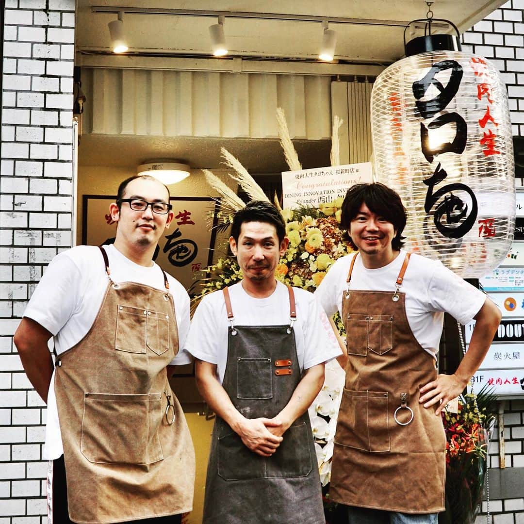 田辺晋太郎さんのインスタグラム写真 - (田辺晋太郎Instagram)「【祝！焼肉人生タロちゃん 桜新町店 本日1周年！！感謝！】  本日 9/28 で #焼肉人生タロちゃん #桜新町 店は無事に1周年を迎える事が出来ましたー！！！  これも偏にご来店いただいたお客様、そしていつも元気に働いてくれたスタッフ、温かく迎えてくださった桜新町の町内会の皆様のおかげでございます！   こうして1年前の今日、お世話になっている大先輩や大切な友人からいただいたお祝いのお花等を見ると、気分を新たにまたこれからも頑張ろう！と言う気持ちになります、本当にありがとうございます！  私が生まれ育った地元、世田谷区弦巻がある桜新町に家族連れでも楽しめる #焼肉屋 を作りたい！子育て中でもおいしい #焼肉 が食べられるお店を作りたい！ そんな思いからこのプロジェクトはスタートしました。  小学生以下ドリンク無料！！オモチャもサービス！  本来お店はソフトドリンクで儲けを出すもんじゃないの？と言うのが定説ですが、自分が子連れの客目線だと子供のジュースや烏龍茶に800円とか取られたらあまりそんなお店には連れていけません（笑）  子供が何不自由なく楽しめるお店と言うのは連れて行った親も嬉しいし、そしてたまにおじいちゃんやおばあちゃんが遊びに来てくれた時は、「一緒にタロちゃんに行こうよ！」と言えるようなお店にしたい！  お店を作るにあたって自分の描いた【未来予想図】が、今では土日だけでなく、平日にもご家族連れでお客様がいらしてくださっています。本当に嬉しく思います！！  タロちゃん系列としては初めての 個室 も用意したので仕事の話や寛いだ食事もできますし、お二人様用席はお一人で焼肉を食べたいという方にも大変重宝されてます。  本日で無事一周年を迎えましたが、これからも北九州小倉で60年続いた秘伝のタレと #但馬太田牛 など最高峰の #和牛 、そして タンやハラミ、レバーなどの新鮮な ホルモン類、そして元気いっぱいの若いスタッフが皆様をお待ちしております！！ もちろん #肉マイスター #田辺晋太郎 も若いスタッフに紛れてマスコットおじさんとしてちょいちょいおります（笑） 本日1周年当日と明日29日は #レモンサワー や #ハイボール が一杯なんと29円！ タロちゃん盛りもThank you価格の3900円と破格のお値段で提供いたします！  今夜21時位にはお店におりますのでもしお近くの方は乾杯だけでもしに来てくださいね！！  引き続き何卒宜しくお願いします！！  来月は #ホルモン人生タロちゃん #中野 本店の2周年だー！！」9月28日 8時53分 - meat_meister_tanabe_shintaro