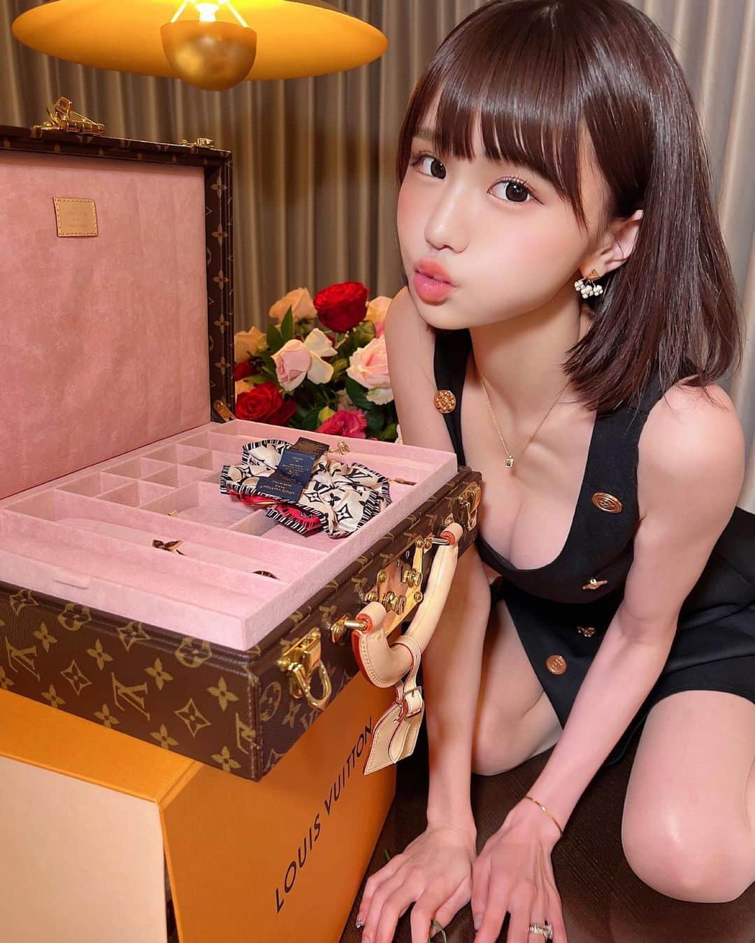 みもれもんのインスタグラム：「Mmm? ! 😳😳What on earth is this? !  I picked up a treasure chest 💎⭐️🍋  ムム？！😳😳 これはいったい何なのでしょうか？！宝箱を拾いました💎⭐️🍋  #みもれもん #mimolemon #japan #portrait #beauty #girlsday #BIKINI #fantia #內衣 #性感 #日本的 #泳衣 #粉我 #コスプレイヤー #louisvuitton #vuitton #ヴィトン」