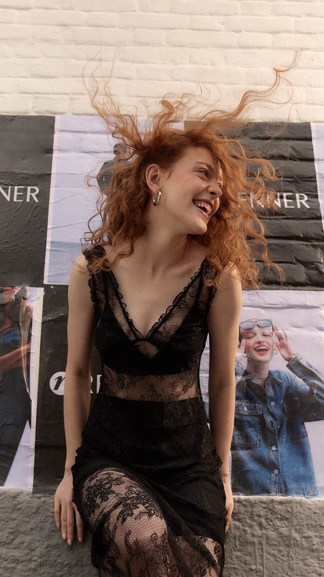 ロジャス・レナーのインスタグラム：「Trends que vão fazer sucesso nos looks de street style? Temos! 😎 A dica é criar um mix entre peças delicadas e mais modernas, como as rendadas e o jeans escuro. Quer se jogar nessa proposta urbana descolada? Garanta as suas favoritas no site, app ou lojas. #StreetStyle #Fashion #LooksUrbanos #LookRendado #Jeans #ModaFeminina #Renda​  vestido new midi 843685888 | calça wide leg 733849079 | calça wide leg jeans 616816163 | bolsa baguete 780646881 | blusinha cropped 847846394 | clusa cropped 854448095」