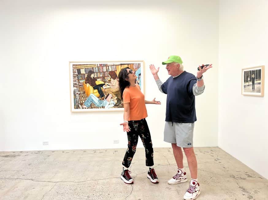 リサ・エデルシュタインのインスタグラム：「A mini @seinfeldtv reunion with #petermehlman at my show @anatebgigallery! Plus #gg2d bestie @janinenabers and my handsome husband @robertrussellworks w/ #seinfeld costume alum #stephaniekennedy on 📸 @seinfeldbackstage」