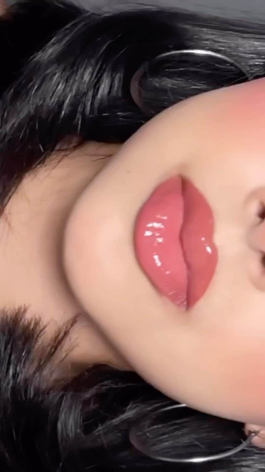 Anastasia Beverly Hillsのインスタグラム：「@shoaanaaa’s (she/her)  #ABHLips combo is a NEED 🔥 She wears Lip Liner in Chai, Blush Brown Matte Lipstick, and Crystal Lip Gloss 👄✨  #ABHLips #AnastasiaBeverlyHills」