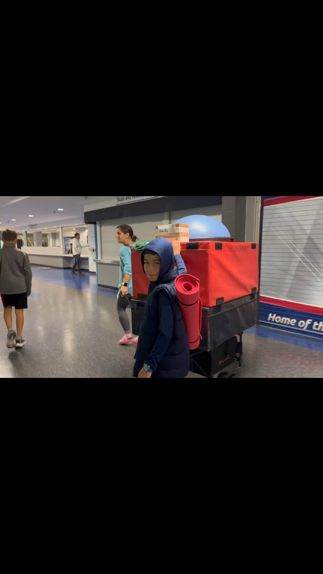 メーガン・デュアメルのインスタグラム：「Carrying my wagon full of equipment around 🤣 (and cookies that I gave the hard working kids!)  Life of a skating trainer!   #figureskating #letsgo」