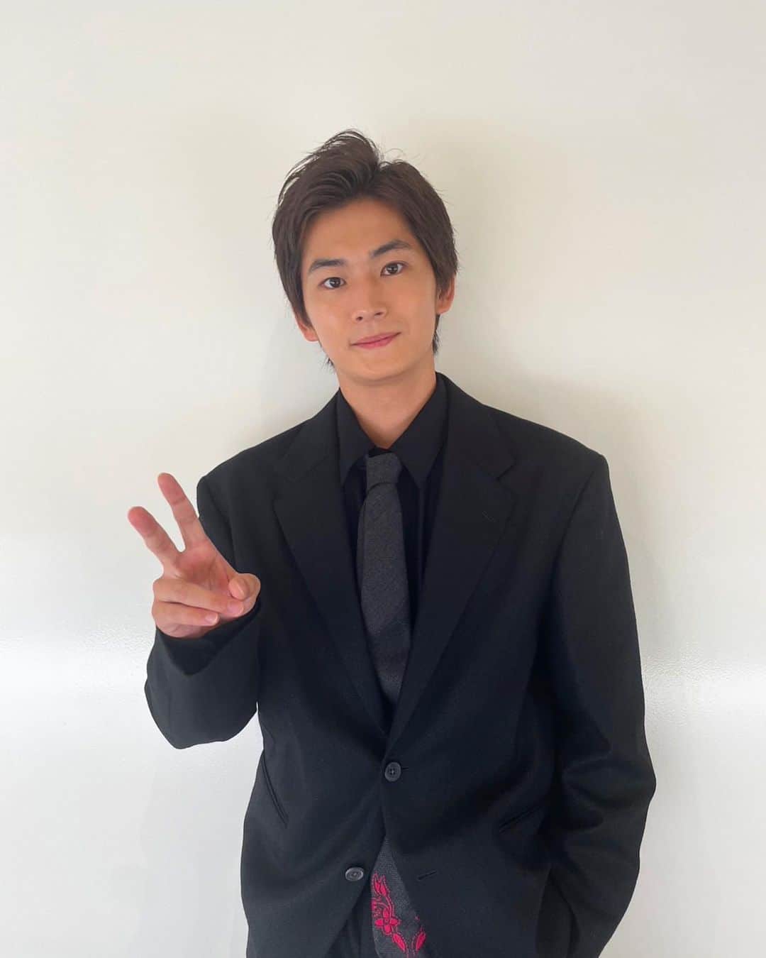 押田岳のインスタグラム：「. 昨日、『西遊記』制作発表を行いました。 初めてキャスト全員集合し会見に立ったことで、この座組みの一員として改めて気が引き締められました。 必ず最高の舞台をお届けします。 お楽しみに。 では、稽古行ってきます。」