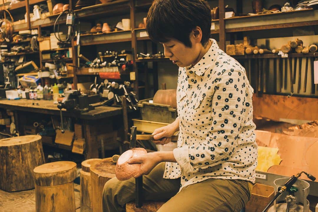 ANA.IC.MANZA.BEACH.RESORTのインスタグラム：「ビーチリゾートに滞在しながら制作活動を行うプログラム「アーティスト・イン・レジデンス at Manza」では、9月30日から鮫島貴子さんによる金属造形展を開催します。  日本の伝統技法である鍛金の技術を用い、人と自然をテーマに作品を制作されている鮫島さんは、以前、沖縄の綺麗な海に潜り出合った海の生物たちを通して、表現したいものが明確になられたとのこと。この金属造形展を通じて、人と自然との関わり方について、改めて考える機会になればと話されていました。  9月30日と10月23日にはトークツアーも開催します。皆さま是非お立ち寄りください。  鮫島 貴子 金属造形展「海の生物たちが教える未来」 期間：2023年9月30日（土）～10月26日（木） 時間：9:00～22:00　※初日は11:00から　最終日は16:00まで 場所：ロビー階 ギャラリースペース  トークツアー開催：9月30日（土）16:00～16:30 　　　　　　　　  10月23日（月）16:00～16:30  Artist in Residence at Manza, a program that invites participants to stay and work at the resort, will host an exhibition of metal sculptures by Takako Sameshima starting September 30.  Ms. Sameshima, who uses the traditional Japanese technique of metal forging to create works on the theme of man and nature, says she became clear about what she wanted to express through the sea creatures she encountered while diving in the beautiful ocean of Okinawa. She hopes that this exhibition will provide guests with an opportunity to reconsider the relationship between humans and nature.  Guided tours will be scheduled for September 30 and October 23. Everyone is welcome to attend.  Takako Sameshima Metal Sculpture Exhibition  "Sea Creatures Teach Us About the Future" Dates: Saturday, September 30 - Thursday, October 26, 2023 Hours: 9:00 - 22:00 *Open at 11:00 on the first day, close at 16:00 on the last day Location: Gallery space on the lobby level  Guided Tour: 16:00 - 16:30, Saturday, September 30 　　　　　  16:00 - 16:30, Monday, October 23」
