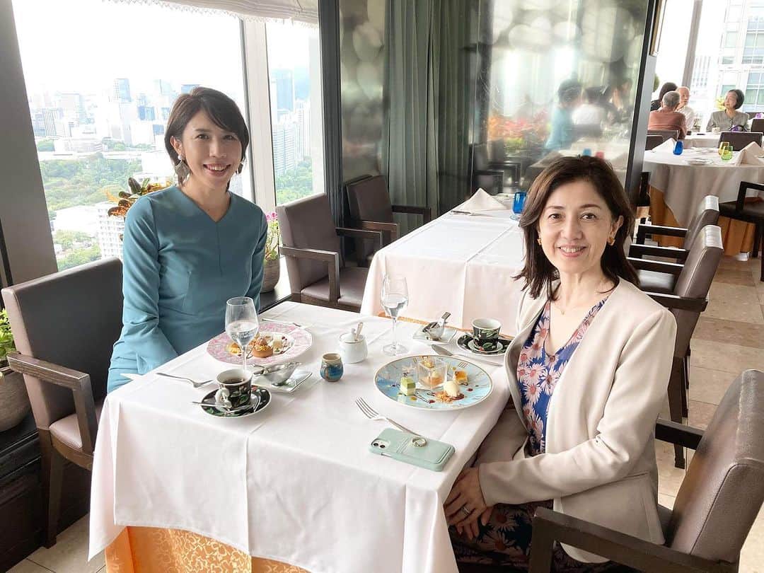 勝恵子のインスタグラム：「6月のスピーチコンテストで出会った起業家の久賀田有紀さん。時短でサブスクでネイルできる店舗を展開中です。  彼女がすごいのは、女性が働きやすいシステムを構築して、社会課題の解決とビジネスをリンクさせていること。 結婚、出産、産後うつ、子育てと仕事、毎月のホルモンの波、更年期。  ヘルスケアとキャリアのマネジメントは切っても切れない関係にあり、当事者になる前にその事に気がついてほしい。 男性や男性経営層にも理解を深めてほしい。 常々、私が感じていることと同じ考えを持っていらっしゃり、(まだ若いのに！)、バリバリ実行中です。  年齢差を感じない価値観を共有できて、充実のランチでした！  @yuki_kugata   #ウェルネス #キャリア #女性のキャリア形成 #ウェルビーイング #キャリアウェルビーイング」