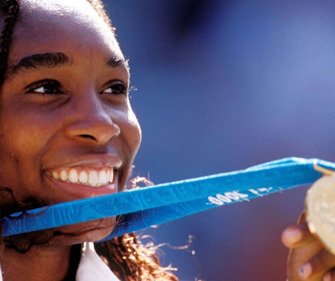 ビーナス・ウィリアムズさんのインスタグラム写真 - (ビーナス・ウィリアムズInstagram)「On this day in 2000, Sydney @Olympics gold medal with my baby sis @serenawilliams So special. And then in singles 🌟#memories」9月28日 9時14分 - venuswilliams