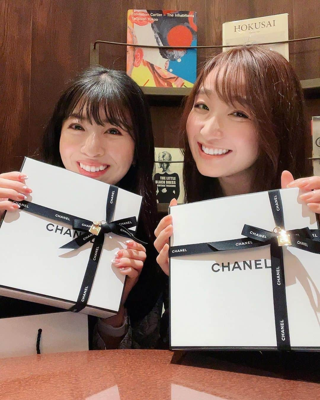 斉藤ひかりのインスタグラム：「去年の今頃あゆさんに誘ってもらって CHANELのイベントに行った時の☺️ (思い出投稿過ぎてごめんなさい笑)  月面探査車に乗ってN°5を探しに行くアトラクションは胸が高鳴って楽しかった🌙*ﾟ  通常は手のひらサイズのお土産なのに 大当たりを引き当ててこんなに大きいプレゼントをいただいてしまいました🎁  実はまだ開けてなくて箱のままお家にある。笑 そろそろ開封の儀をしなくちゃ🥹  #楽しかったからつい #思い出投稿」