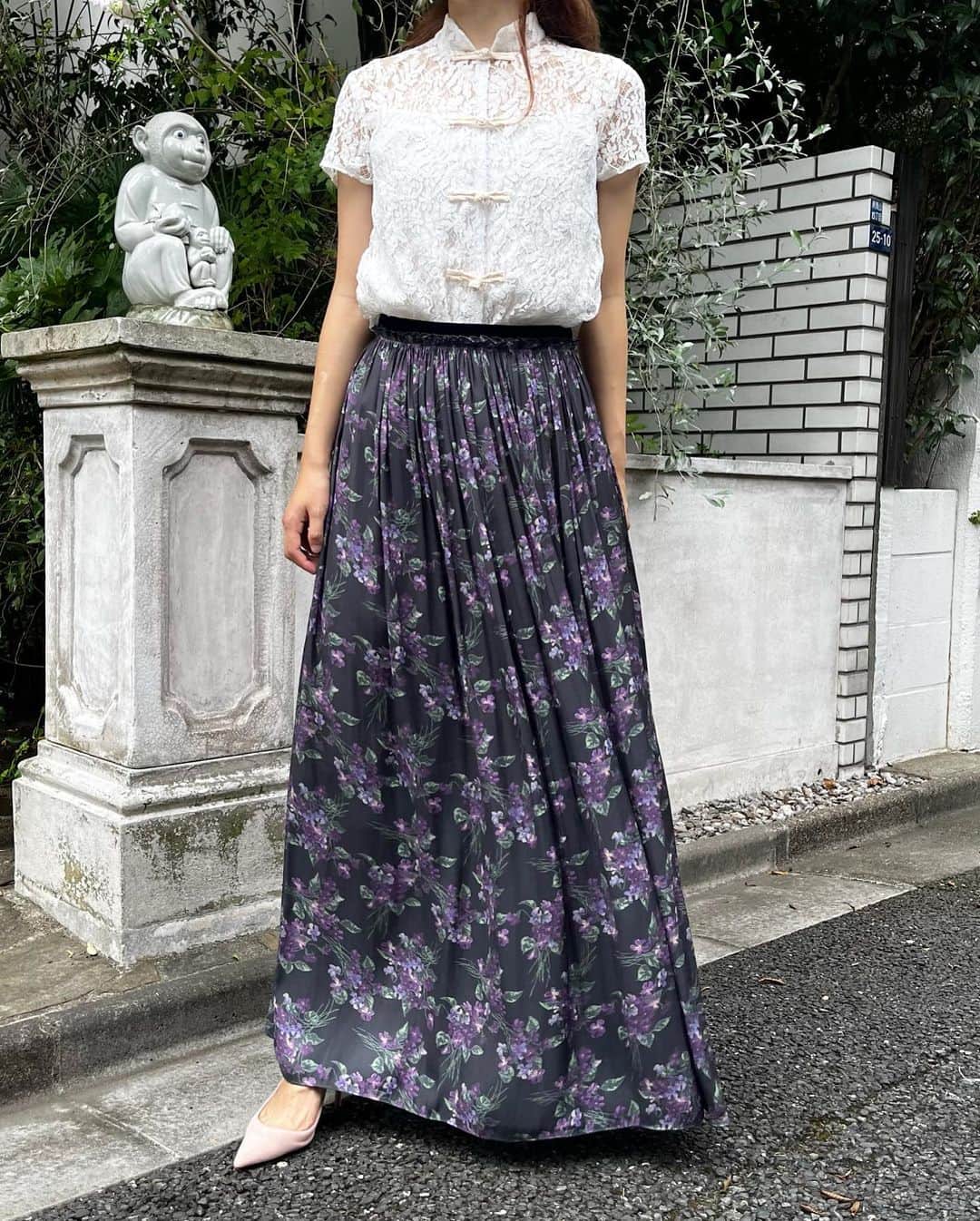 丸山敬太さんのインスタグラム写真 - (丸山敬太Instagram)「【 NEW ARRIVAL 】  ✔️ Violet Flower Print Gather スカート  ¥49,500 (intax)  すみれ柄が9年ぶりに復刻👏🏻 分量をたっぷり使用した、ギャザースカートが大人気です！  開催中の銀座三越でのPOPUPでも展開しております🌿  <KEITA MARUYAMA 2023AW GINZA MITSUKOSHI POP UP>  会期：9/27(水)〜10/3(火) 場所：銀座三越 本館１階 プロモーションスペース  ー 📞 お問合せ先 🛒　ー  【丸山邸 MAISON de MARUYAMA 】 〒107-0062 東京都港区南⻘山4-25-10 TEL: 03- 3406-1935 MAIL: info-store@keitamaruyama.com  【 KEITAMARUYAMA 阪急うめだ本店 】 〒530-8350 大阪府大阪市北区角田町8番7号 TEL: 06-6313-0605 （直通）  【MAISON de MARUYAMA 神戸別邸 】 〒651-8511 神戸市中央区小野柄通8-1-8 🏬　　神戸阪急　新館3F （神戸国際会館側上りエスカレーターの目の前です） TEL：078-200-7317（直通）  #keitamaruyama #ケイタマルヤマ  #maisondemaruyama  #丸山邸 #神戸別邸 #阪急うめだ本店 #すみれ柄 #スカート」9月28日 9時24分 - keitamaruyama_official