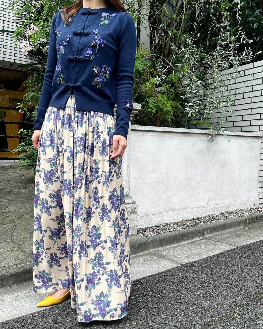 丸山敬太さんのインスタグラム写真 - (丸山敬太Instagram)「【 NEW ARRIVAL 】  ✔️ Violet Flower Print Gather スカート  ¥49,500 (intax)  すみれ柄が9年ぶりに復刻👏🏻 分量をたっぷり使用した、ギャザースカートが大人気です！  開催中の銀座三越でのPOPUPでも展開しております🌿  <KEITA MARUYAMA 2023AW GINZA MITSUKOSHI POP UP>  会期：9/27(水)〜10/3(火) 場所：銀座三越 本館１階 プロモーションスペース  ー 📞 お問合せ先 🛒　ー  【丸山邸 MAISON de MARUYAMA 】 〒107-0062 東京都港区南⻘山4-25-10 TEL: 03- 3406-1935 MAIL: info-store@keitamaruyama.com  【 KEITAMARUYAMA 阪急うめだ本店 】 〒530-8350 大阪府大阪市北区角田町8番7号 TEL: 06-6313-0605 （直通）  【MAISON de MARUYAMA 神戸別邸 】 〒651-8511 神戸市中央区小野柄通8-1-8 🏬　　神戸阪急　新館3F （神戸国際会館側上りエスカレーターの目の前です） TEL：078-200-7317（直通）  #keitamaruyama #ケイタマルヤマ  #maisondemaruyama  #丸山邸 #神戸別邸 #阪急うめだ本店 #すみれ柄 #スカート」9月28日 9時24分 - keitamaruyama_official