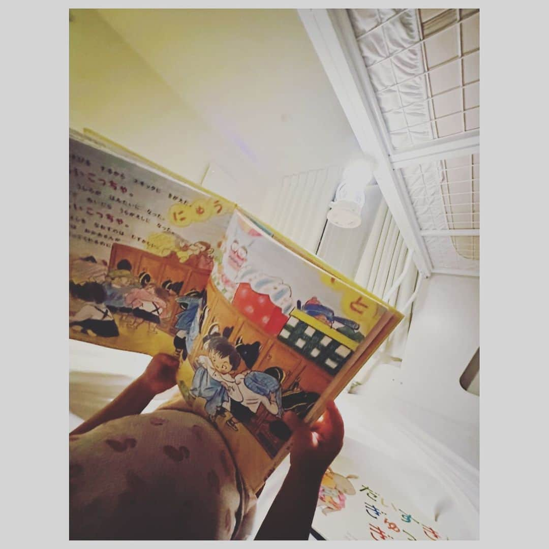 鈴木あきえさんのインスタグラム写真 - (鈴木あきえInstagram)「就寝前の一コマ。  我が家は その日読みたい絵本をそれぞれ選んで、みんなで順番に読む👦🏻👧🏻 （時間によって何冊か変わる） → その後、ディズニーおやすみシアターで眠る  がルーティンになっております😴  最近は、 自分が読んであげたいモード突入気味の娘👧🏻  もはやもう暗記してしまったものを、私の感情やらトーンをそっくりマネして読んでます。  ちなみに 息子の最近のブームは 昔話系、ざんねんな生き物シリーズ、ドラえもんです📙  寝室事情ですが👦🏻👧🏻、 最近ついに、2段ベッドを購入しまして。  下段がセミダブル、上段がシングルサイズなので 親も一緒に寝られるモノ。  うちは、この横に高さが同じくらいのダブルベッドをつけて みんなで寝てます👨‍👩‍👧‍👦  結局は ピタッとくっついてきて眠るので（暑） 買った意味、、、🫠 とよぎる瞬間もありますが、  子供達も気に入ってるので 結果よしです🥹  色々検索して #わくわくランド さんというところでGETいたしました😊🛏️🧡」9月28日 9時18分 - akiesuzuki0312