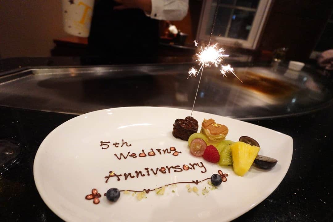 田中麻衣のインスタグラム：「先日、結婚5周年を迎えました。  当日は家族で鉄板焼きへ。 目の前で焼かれるお野菜やお肉に子どもたちも大喜び！  5周年。 感覚的には、まだ5年なのかというかんじです。  #結婚記念日」