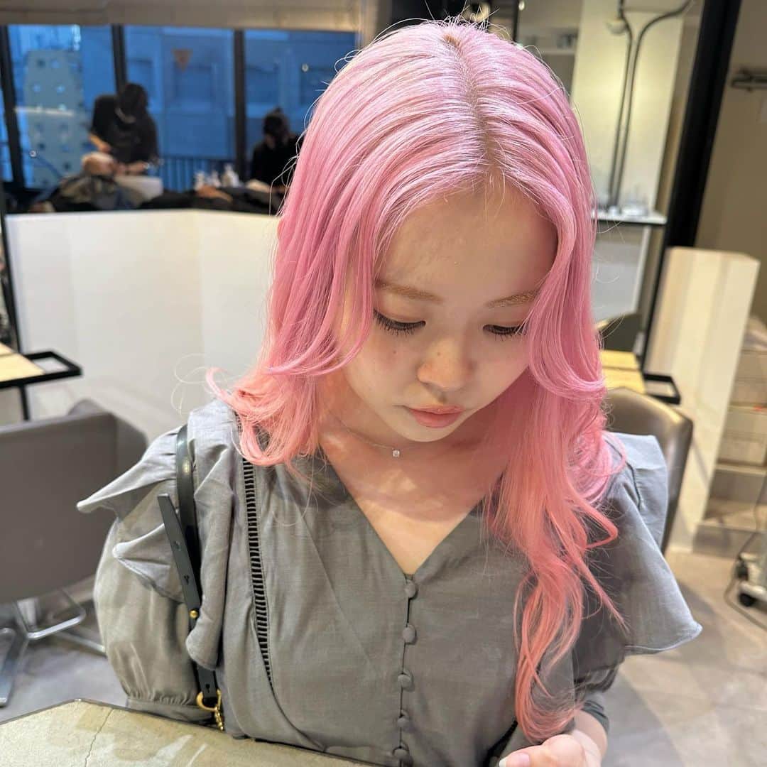 Beleza_official_instagramのインスタグラム：「ホワイトペールピンク💕 breach3〜 ・  色落ちまで綺麗なカラー やわらかいカラー 一人ひとりに似合うカラー お任せください✊🌼🌟 ブリーチは誰に任せるかでダメージが 変わってきます！ ご予約はDMorホットペッパーから お願いします😉💕 Rei指名していただければ 絶対に可愛くします✊ belezaに来たことある方でもRei指名可能です😇 "また会いたい"と思わせます❗️ ・ わからないことがあればDMまでお願いします🤲  黒染め、縮毛履歴はハイブリーチメニューで ご予約ください🤲 記載のお時間より、ブリーチの抜け具合で お時間かかる場合がございます。 当日は長めに見ていただければ助かります。 お任せください♡♡」