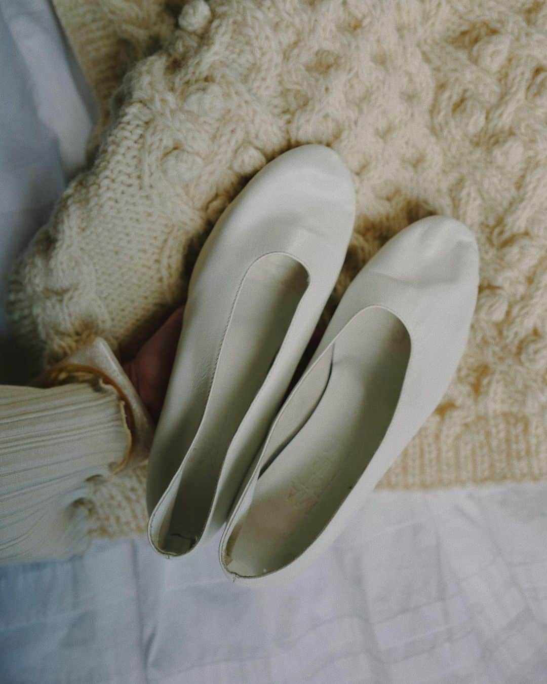 池田泉さんのインスタグラム写真 - (池田泉Instagram)「white⚪️ 寒くなると白が自然と身につけたくなる、秋冬へ衣替え。 ニットを着るのが待ちどおしい！」9月28日 9時21分 - xxizumi123xx
