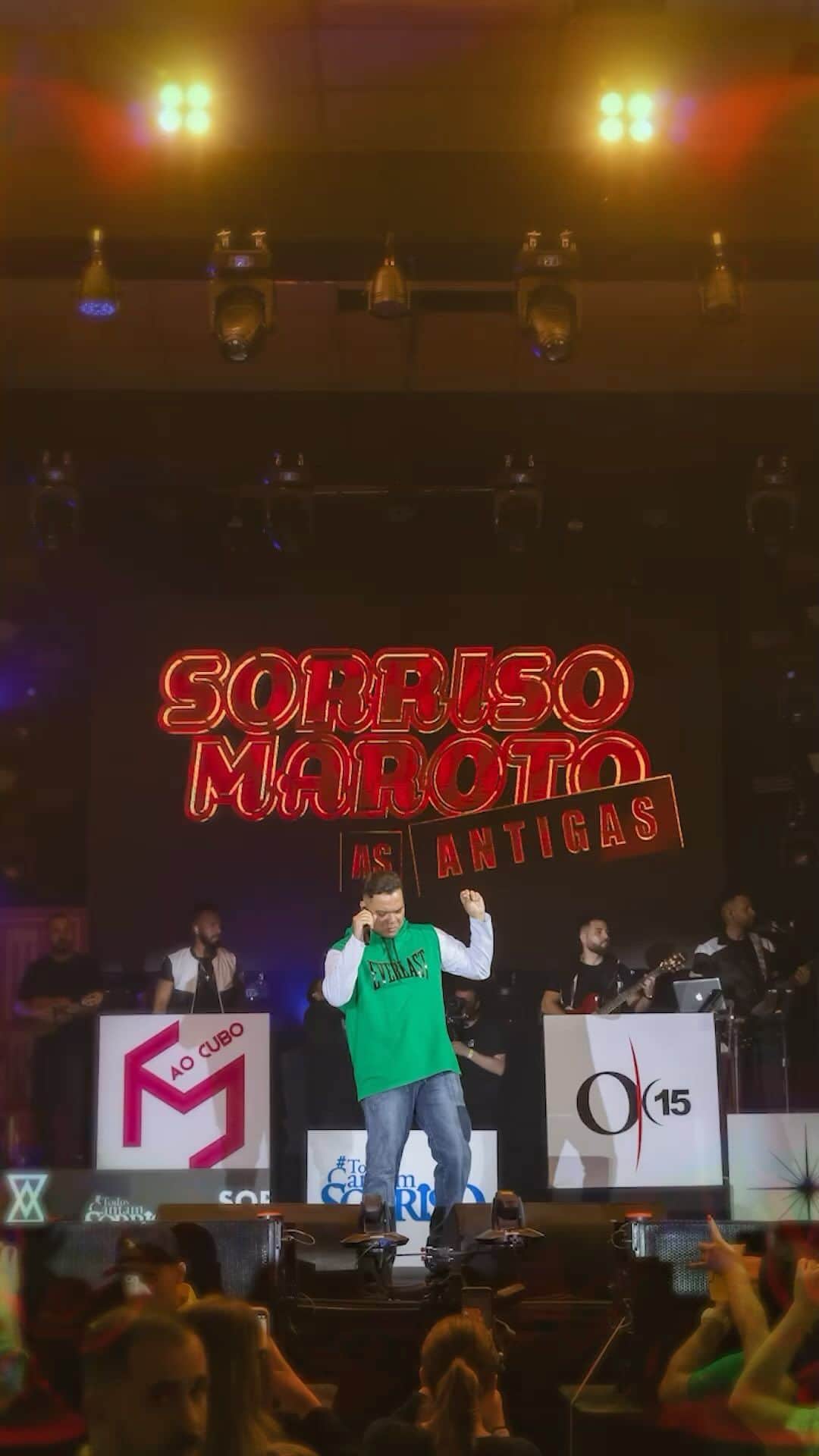 Sorriso Marotoのインスタグラム：「Alô Salvadooor! 🧡 Está chegando o nosso grande dia, então não perde tempo e garanta os últimos ingressos!   Lembrando que AMANHÃ (28/09) tem virada de lote, hein? 👀  Te esperamos lá na Arena Fonte Nova pra mais uma edição da nossa festa e gravação do nosso DVD @sorrisoasantigas.   Bora! 🔥(link de ingressos na bio)」
