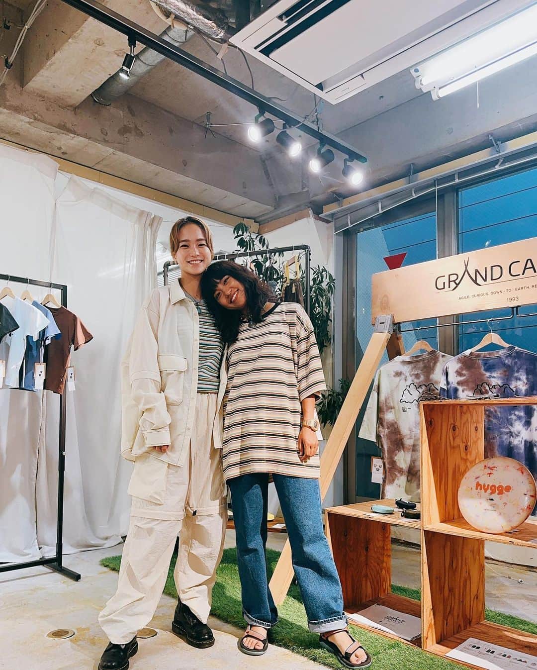 Rihwaさんのインスタグラム写真 - (RihwaInstagram)「@grandcanyonjapan 2024SS🌸☀️🏕️🌻 Rihwa的にグランドキャニオンはなんと言っても素材感、着心地が最高で…！😳✨✨ しっかりした生地のTシャツや、軽くてストレッチが効いた服、ナチュラルなシワ感、絶妙な透け感と耐久性！なかなかアウトドアにはなかった「上品さ」が良いんだよねぇ！🥹✨しかも実用性もめちゃくちゃ良くて、大きなポケット、チャック付きのポケットも、女性服にはあまり無いから嬉しすぎるところ！😭✨✨✨ 春夏ラインは、カラーバリエーションもイエローやピンクなど可愛い色が豊富になっていました！💓🥹 ジップで袖を着け外し可能だったり、何通りも使い方が出来るラインも多かったよ！😳気温に合わせて変えられるのキャンプ向き〜！🌞🏕️  私もメンバーの4人組ガールズキャンプチーム【Sunny Side Camp】がアンバサダーを務めさせていただいているアウトドアアパレルブランド @grandcanyonjapan ！是非チェックしてね！🌈🌈  @grandcanyonjapan  @grandcanyonjapan  @grandcanyonjapan  @sunnyside_camp  @sunnyside_camp  @sunnyside_camp」9月28日 9時24分 - rihwa_official