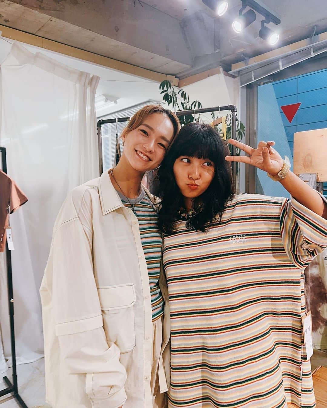 Rihwaさんのインスタグラム写真 - (RihwaInstagram)「@grandcanyonjapan 2024SS🌸☀️🏕️🌻 Rihwa的にグランドキャニオンはなんと言っても素材感、着心地が最高で…！😳✨✨ しっかりした生地のTシャツや、軽くてストレッチが効いた服、ナチュラルなシワ感、絶妙な透け感と耐久性！なかなかアウトドアにはなかった「上品さ」が良いんだよねぇ！🥹✨しかも実用性もめちゃくちゃ良くて、大きなポケット、チャック付きのポケットも、女性服にはあまり無いから嬉しすぎるところ！😭✨✨✨ 春夏ラインは、カラーバリエーションもイエローやピンクなど可愛い色が豊富になっていました！💓🥹 ジップで袖を着け外し可能だったり、何通りも使い方が出来るラインも多かったよ！😳気温に合わせて変えられるのキャンプ向き〜！🌞🏕️  私もメンバーの4人組ガールズキャンプチーム【Sunny Side Camp】がアンバサダーを務めさせていただいているアウトドアアパレルブランド @grandcanyonjapan ！是非チェックしてね！🌈🌈  @grandcanyonjapan  @grandcanyonjapan  @grandcanyonjapan  @sunnyside_camp  @sunnyside_camp  @sunnyside_camp」9月28日 9時24分 - rihwa_official