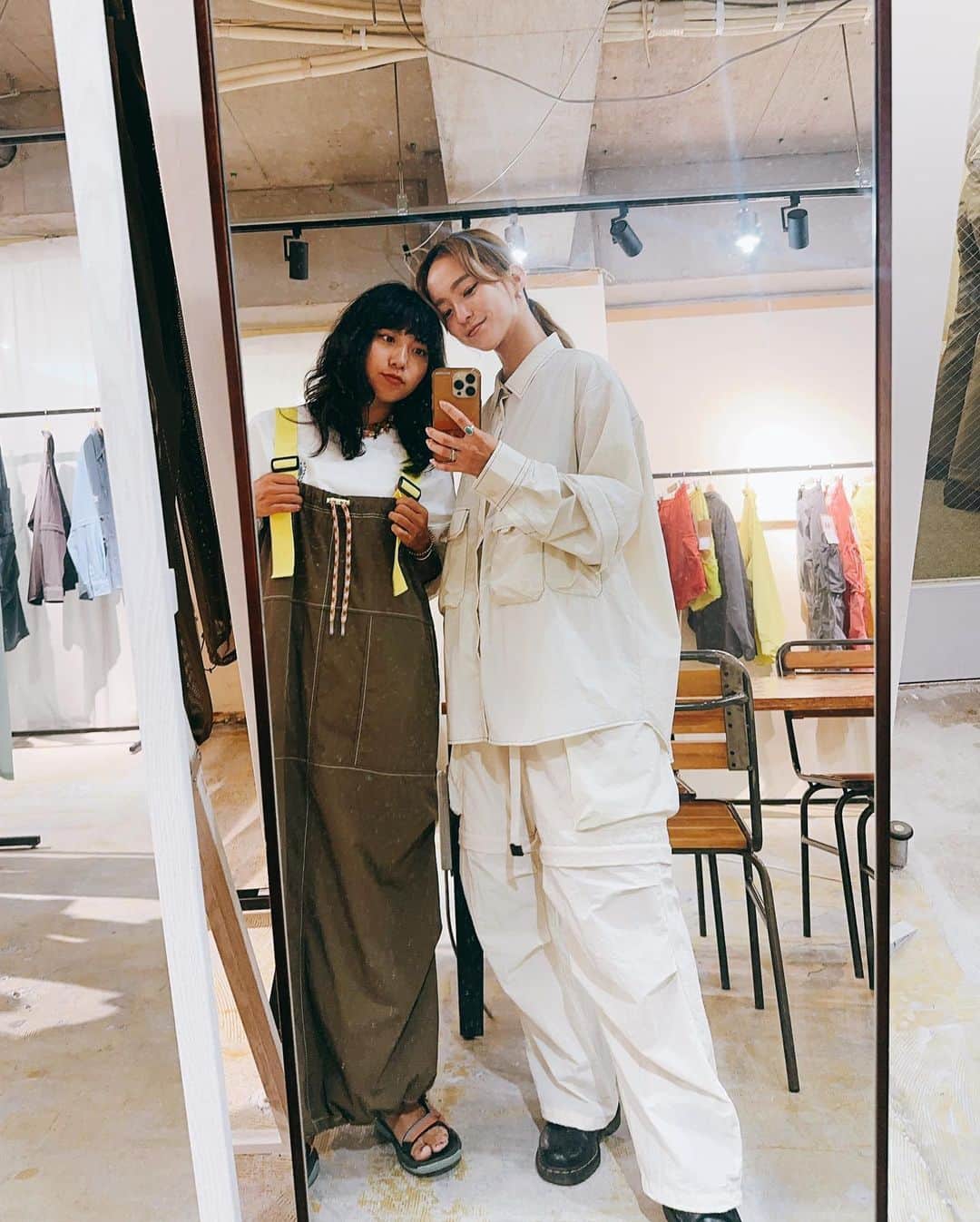 Rihwaさんのインスタグラム写真 - (RihwaInstagram)「@grandcanyonjapan 2024SS🌸☀️🏕️🌻 Rihwa的にグランドキャニオンはなんと言っても素材感、着心地が最高で…！😳✨✨ しっかりした生地のTシャツや、軽くてストレッチが効いた服、ナチュラルなシワ感、絶妙な透け感と耐久性！なかなかアウトドアにはなかった「上品さ」が良いんだよねぇ！🥹✨しかも実用性もめちゃくちゃ良くて、大きなポケット、チャック付きのポケットも、女性服にはあまり無いから嬉しすぎるところ！😭✨✨✨ 春夏ラインは、カラーバリエーションもイエローやピンクなど可愛い色が豊富になっていました！💓🥹 ジップで袖を着け外し可能だったり、何通りも使い方が出来るラインも多かったよ！😳気温に合わせて変えられるのキャンプ向き〜！🌞🏕️  私もメンバーの4人組ガールズキャンプチーム【Sunny Side Camp】がアンバサダーを務めさせていただいているアウトドアアパレルブランド @grandcanyonjapan ！是非チェックしてね！🌈🌈  @grandcanyonjapan  @grandcanyonjapan  @grandcanyonjapan  @sunnyside_camp  @sunnyside_camp  @sunnyside_camp」9月28日 9時24分 - rihwa_official