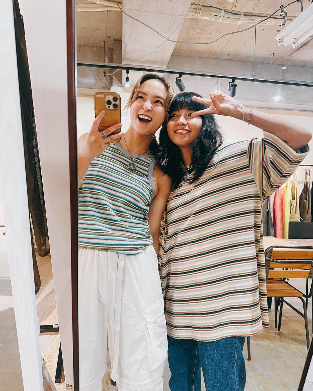 Rihwaさんのインスタグラム写真 - (RihwaInstagram)「@grandcanyonjapan 2024SS🌸☀️🏕️🌻 Rihwa的にグランドキャニオンはなんと言っても素材感、着心地が最高で…！😳✨✨ しっかりした生地のTシャツや、軽くてストレッチが効いた服、ナチュラルなシワ感、絶妙な透け感と耐久性！なかなかアウトドアにはなかった「上品さ」が良いんだよねぇ！🥹✨しかも実用性もめちゃくちゃ良くて、大きなポケット、チャック付きのポケットも、女性服にはあまり無いから嬉しすぎるところ！😭✨✨✨ 春夏ラインは、カラーバリエーションもイエローやピンクなど可愛い色が豊富になっていました！💓🥹 ジップで袖を着け外し可能だったり、何通りも使い方が出来るラインも多かったよ！😳気温に合わせて変えられるのキャンプ向き〜！🌞🏕️  私もメンバーの4人組ガールズキャンプチーム【Sunny Side Camp】がアンバサダーを務めさせていただいているアウトドアアパレルブランド @grandcanyonjapan ！是非チェックしてね！🌈🌈  @grandcanyonjapan  @grandcanyonjapan  @grandcanyonjapan  @sunnyside_camp  @sunnyside_camp  @sunnyside_camp」9月28日 9時24分 - rihwa_official
