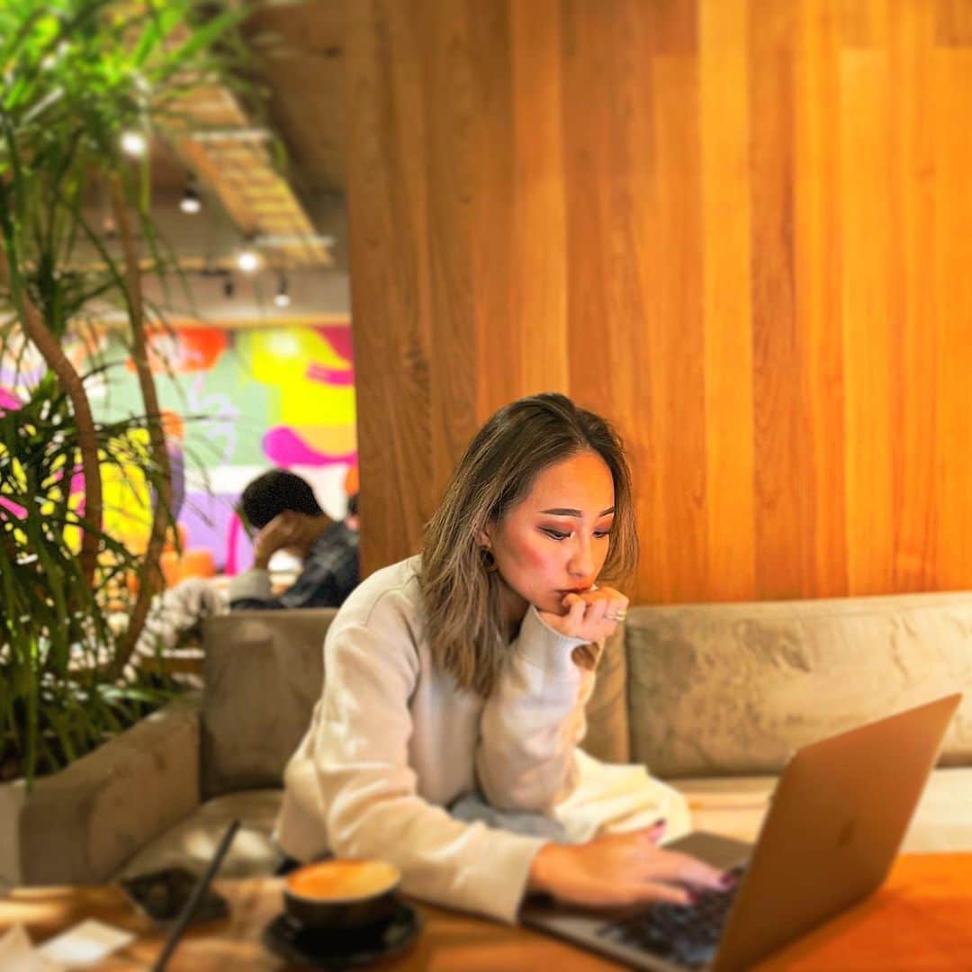 のインスタグラム：「・ かなり稀だと思うんですが、タレント業に関しても「このお仕事をさなに頼みたいと思ってるんだけど、相方はセレクトしてもらえたら🥹🙏🏻」と、出演者を一緒に考えさせていただけるケースがここ数年どんどん増えている🥹✨ ㅤㅤㅤㅤㅤㅤㅤㅤㅤㅤㅤㅤㅤ その部分って正直あたしのお仕事ではないんだけどwあたしにとったらとても有難いし、信用してくれているのも感じるし、あたしの周りの方々がいかに素晴らしいかということがしっかり伝わっているんだなと、、、毎度喜びを感じてます🙇🏻‍♀️🙇🏻‍♀️✨ ㅤㅤㅤㅤㅤㅤㅤㅤㅤㅤㅤㅤㅤ そして、つーつーでサポートし合えるメンバーが一緒だと、表情や言葉の元気さも完成を見た時にやっぱりなかなか違う🥹✨ （いつもベストでいたいが、やはりニンゲンだからさ😇笑う） ㅤㅤㅤㅤㅤㅤㅤㅤㅤㅤㅤㅤㅤ イージーピージー業でも、さなちゃんが信用できるメンバーでプロジェクトスタートしたいといってくださる企業さんが増えてきていて、身が引き締まります🥹✨ ㅤㅤㅤㅤㅤㅤㅤㅤㅤㅤㅤㅤㅤ あたしの働きやすさだけじゃなく お相手のモチベーションや結果を出すスピード感に関しても「さなにお願いしてよかった🥹」と喜んでもらえる環境をちゃんと考えたいです😤🔥 ㅤㅤㅤㅤㅤㅤㅤㅤㅤㅤㅤㅤㅤㅤㅤㅤㅤㅤㅤㅤㅤㅤㅤㅤㅤ あたしは見返りを求める女なのでw「ありがとう🥹✨」のお言葉をいただけるまで頑張ります🤣🤣✨ ㅤㅤㅤㅤㅤㅤㅤㅤㅤㅤㅤㅤㅤ だが、苦手なことは苦手だしこう見えて繊細だし、力になれなかったら誰よりも落ち込むので、貢献できないお仕事に関しては諦めることにしました🙇🏻‍♀️🙇🏻‍♀️✨ ㅤㅤㅤㅤㅤㅤㅤㅤㅤㅤㅤㅤㅤ だけど、喜んでもらえてがんばれることは精一杯やっちまいます🥹✨ ㅤㅤㅤㅤㅤㅤㅤㅤㅤㅤㅤㅤㅤ タレント業で10代20代からお世話になってる方々が前ーに「もっと話すのが上手い子ももっと可愛い子もいるけど、これほど一緒にいて信用や信頼ができる子がいないからついついさなにお願いしちゃう🥹✨」と言っていただけた時めっちゃ嬉しかったし、裏切りませんよと思いました🥹 （最初の部分ちょっとカンに触ったが😇爆笑爆笑爆笑） ㅤㅤㅤㅤㅤㅤㅤㅤㅤㅤㅤㅤㅤ なのでなんだかシンプルじゃないなとかナメてんなとか素行悪いやつ大嫌いです🥹✨爆笑爆笑爆笑爆笑爆笑爆笑 ㅤㅤㅤㅤㅤㅤㅤㅤㅤㅤㅤㅤㅤ（それぞれの価値観があるからな😇） ㅤㅤㅤㅤㅤㅤㅤㅤㅤㅤㅤㅤㅤ 写真はあたしが大好きなデザイナーのmiriちゃん💛💚 @milliebrookies  ㅤㅤㅤㅤㅤㅤㅤㅤㅤㅤㅤㅤㅤ これからたくさんの方の喜びに繋がってほしいと願うばかりの「MINDFULNESS BREAKFAST」のロゴの生みの親です🥹✨ #MINDFULNESSBREAKFAST ㅤㅤㅤㅤㅤㅤㅤㅤㅤㅤㅤㅤㅤ デザインはもちろんなんだけど 彼女のピュアさと誠実さと中身のシンプルさもあって長いお付き合いをしたいと感じさせてくれる中の1人🥹👍🏻✨ ㅤㅤㅤㅤㅤㅤㅤㅤㅤㅤㅤㅤㅤ 来年が今から楽しみだぜ🥹👍🏻✨ ㅤㅤㅤㅤㅤㅤㅤㅤㅤㅤㅤㅤㅤㅤㅤㅤㅤㅤㅤㅤㅤㅤㅤㅤㅤ 長くなりましたがこちらからは以上です😘🥰😍笑う」