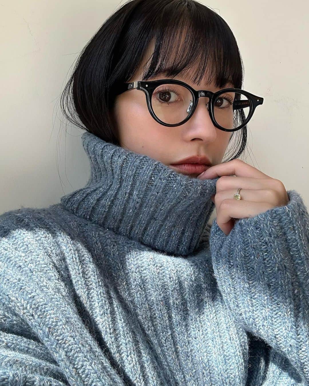 松本恵奈のインスタグラム：「伊達メガネ👓買ったばかりのお気に入りです♡ 最近、冬に向けてスニーカーやコートなども沢山お買い物したのでまたYouTubeでまとめて紹介するねー♡ BLUのニットももうすぐ発売だよっ🧶 #伊達メガネ #eyevan #clane」