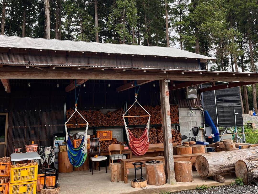 田名部生来さんのインスタグラム写真 - (田名部生来Instagram)「. 秋の目標は キャンプに行きたい🏕  9月から始まった たこみんFM (@tacominfm )さんでの ラジオ番組 たなみん@たこみん の取材で プライベート空間型キャンプ場 多古の星(@takonohoshi )さんにお邪魔しました💫  今度泊まってみたくて、 我が家の新婚キャンパーに多古の星さんを ゴリ押ししました❤️‍🔥笑 コロナ中キャンプに目覚めていろんな 場所にいってて羨ましかったの....  私はなかなか友達とは 行こうと思わないんだけど...笑  焼きマシュマロと ホットワインでのんびりするのとかしたいなぁ キャンプファイヤーの前で踊りたいな💃🏻🔥笑  便乗したいなぁ🦍笑  キャンプファイヤーも できるし満天の星空も 見れるそうだよ。  あと薪割りしたい 夢も叶っちゃうなぁ🪓笑  恰幅好みな 看板くま コータさんと🧸  #キャンプ  #多古町」9月28日 9時31分 - mnkspnpn