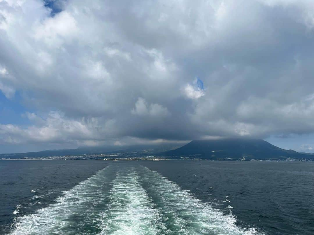 野村美菜のインスタグラム：「島原港を後にして、熊本港へと向かっている船の中です🚢昨日は長崎県で赤井銀次さんとのミニライブでした🎤  佐世保市の「膳所」さん 長崎市の「エンゼル」さん 諫早市の「まり子」さんへお邪魔させていただきました😌  エンゼルさんとまり子さんは2016年にお邪魔して以来、2回目です。マスターもママさんもお元気そうで嬉しかったです❤️ また、お店さんへ応援に駆けつけてくださった皆さま、盛り上げてくださいました皆さまありがとうございました🤩  2005年に発売した長崎県が舞台の「異国の華〜お春物語〜」のグラバー園でのイベントの時に私を見て以来、ファンになってくださったという方が、またこうして生歌が聴けるなんて嬉しい〜と涙を流してくださいました🥹  今日も、鹿児島で３ヶ所お邪魔しまーす♪  船の中ではくまモンに会えましたよ🥰  #野村美菜 #赤井銀次　さん #佐世保市 #長崎市 #長崎県諫早市 #夢路の宿 #鹿児島 #天文館の夜 #くまモン #ヤクルト1000」