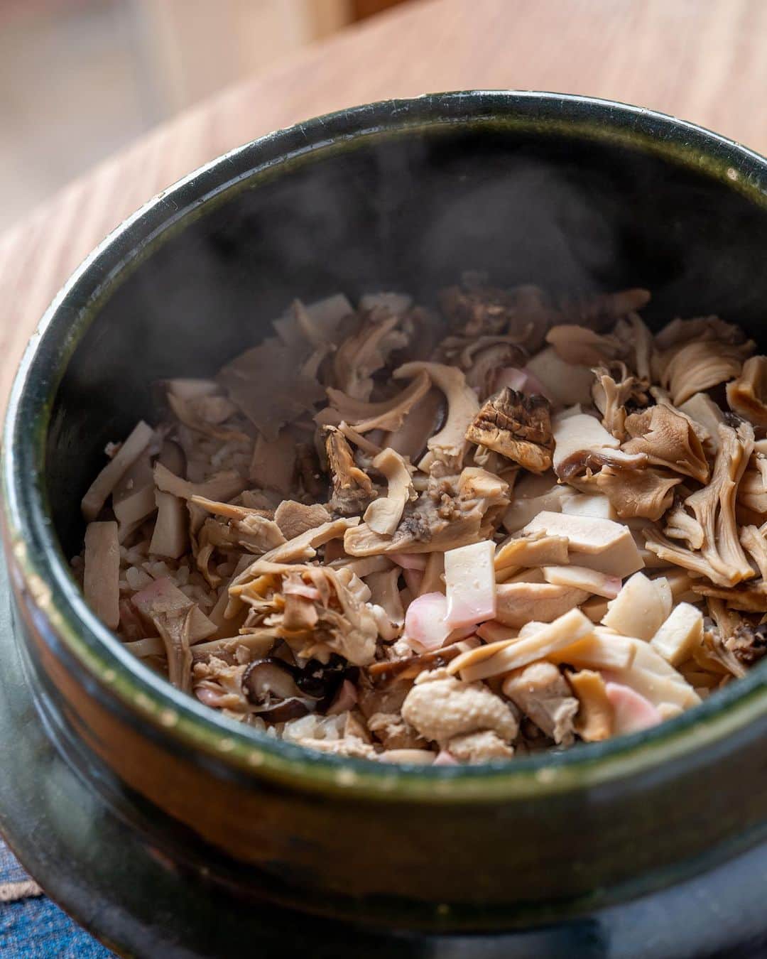 武井義明のインスタグラム：「Today’s bento.  炊き込みご飯です。  This morning I made "takikomi-gohan" (rice cooked with various ingredients and soup stock). This time, maitake mushrooms, shiitake mushrooms, king oyster mushrooms, fish cakes, and chicken are used as ingredients.  #leica_photos #leicaphoto #leicaphotography #leicasl #leicasl601 #foodphotography #foodphotographyandstyling #bento #lunchbox」