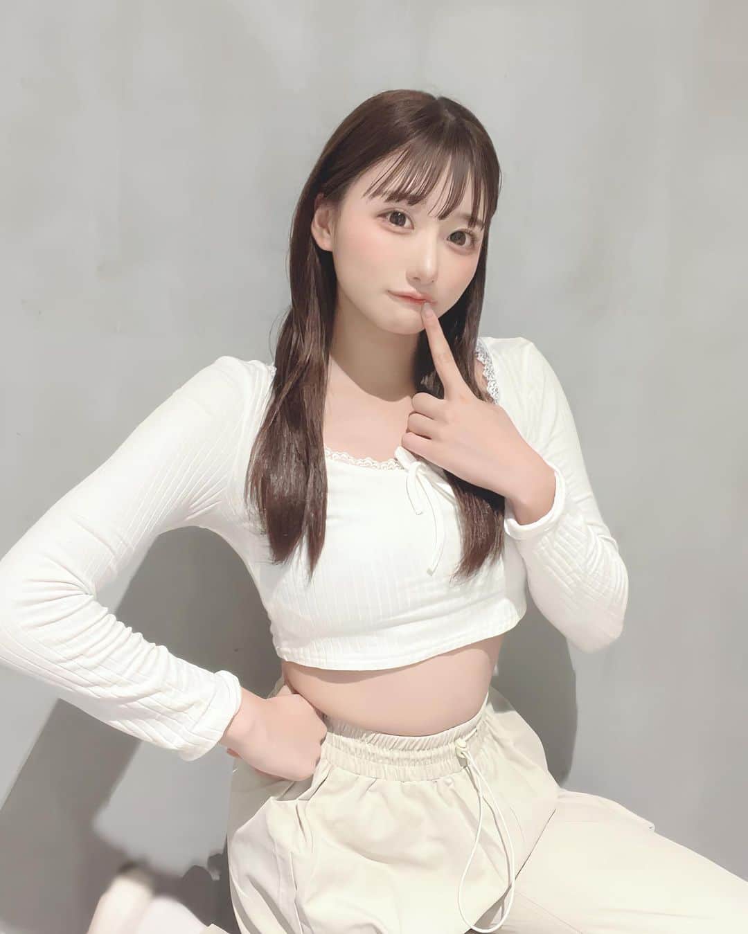 夢実あすかのインスタグラム：「🤍🤍 ．  ．  腹筋どこ…でもたまにまっすぐの線！あるような無いような🤤‪‪❤︎ᕦ( ͡͡ಠꙢಠ)ᕤ ‬ ．  ．  ．  #japaneseidol #japanesegirl #idol #instagood #instalike #selca #followforfollowback #selfie #today #ootd #dailylook #instafashion #followme #ホワイトコーデ #makeup #今日のコーデ  #アイドル  #アイドルメイク  #パンツコーデ  #秋コーデ #いいね返し #自撮り #自撮り女子 #自撮り界隈 #推してください #シンプルコーデ #カーゴパンツコーデ #ラフコーデ #ストレートヘア」