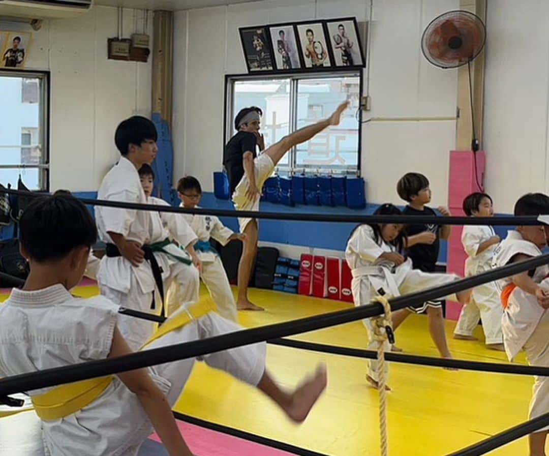 城田純さんのインスタグラム写真 - (城田純Instagram)「大阪にある 『龍生塾 ファントム道場』 でキッズたちと一緒にトレーニングしてきました🥊  みんなかわえかったなー☺️」9月28日 20時30分 - junbopeace