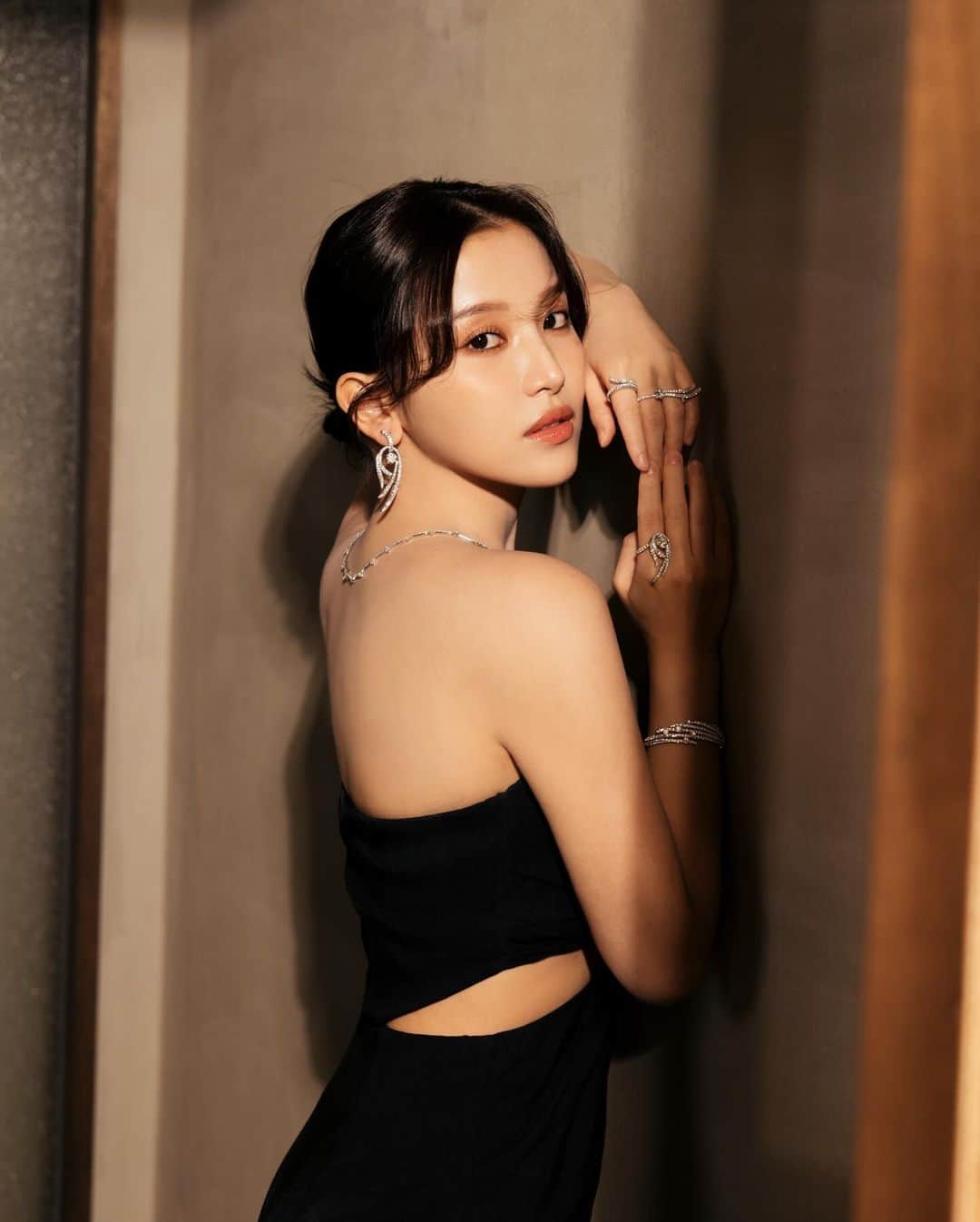 蔡瑞雪（Ruixue Tsai）のインスタグラム：「在這快節奏的時代， 時常感到緊迫， 但生活中的美好往往隱藏 在短暫的閒暇時光裡  我喜歡在明媚悠閒的午後， 在富有禪意的空間中， 手捧著心愛的書籍 沉浸在書中世界 藉由文字的洗禮， 淬鍊創作上的養分， 朝著完美樣貌的自己邁進  頸上佩戴著精緻璀璨的項鍊， 可是有來自全世界車工最完美鑽石封號的 @heartsonfire 的Vela系列 鑽石是在高壓環境下而生， 其原石必須經過車工才能 成為我們眼中完美的樣子 而隨著指尖拂過一頁頁的知識， 你們是不是也成為了自己心中完美的樣子呢？  @HeartsOnFire #HeartsOnFireTaiwan #ShowYourLove」
