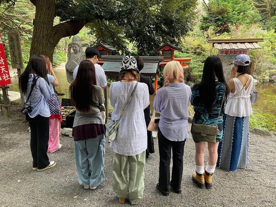 サイモン のインスタグラム：「🙏♾️Family photo👽🐺❤️‍🔥♾️ #平塚八幡宮⛩ #七里ヶ浜 #鮨宴」