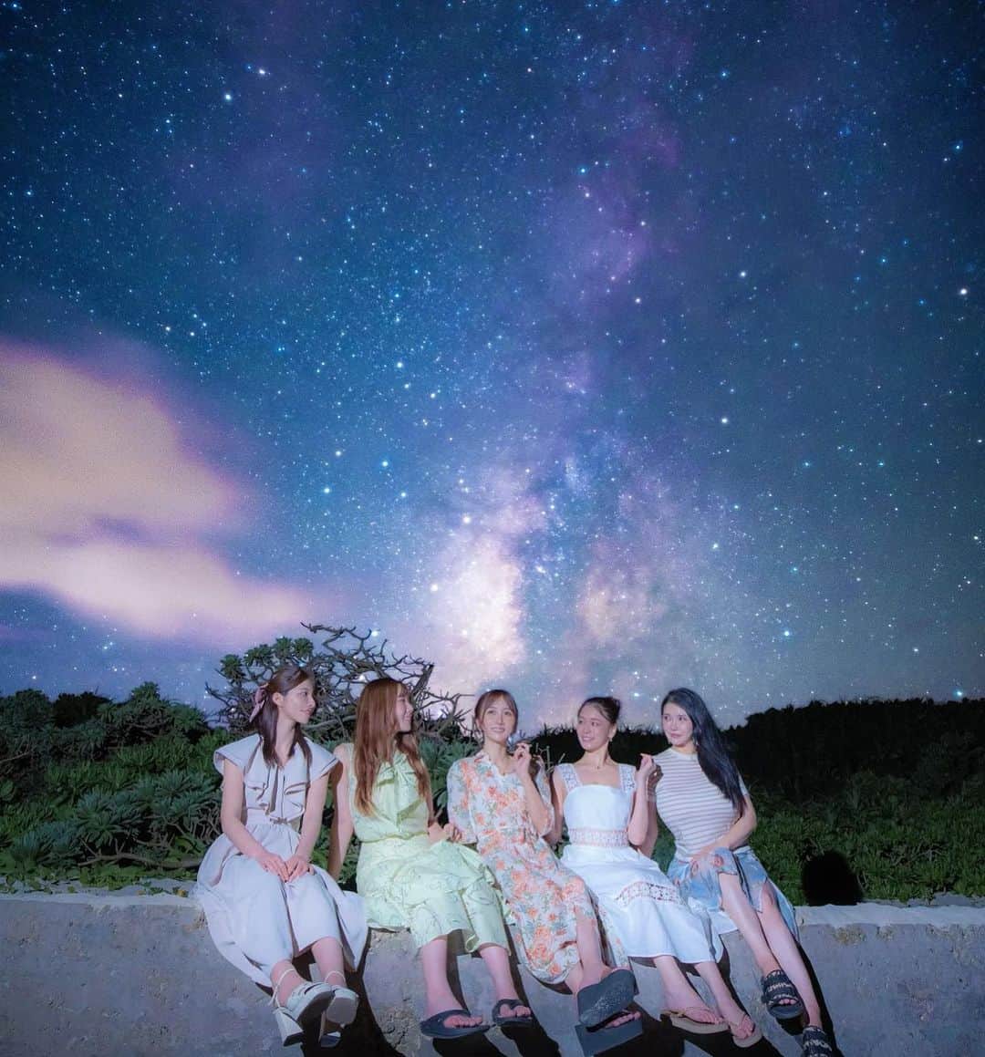 大槻ひびきさんのインスタグラム写真 - (大槻ひびきInstagram)「宮古島で大好きな友達と みんなで満天の星空を見ました💫  たらこちゃん(@taracoai)に 紹介してもらって 星空カメラマンの (@noripos)さんに 撮影していただきました🥹✨ ありがとうございます！  目がまわるくらいの星の数 綺麗すぎて怖いくらい 鮮やかな星空で 天の川を肉眼でしっかり見れたことに感動しました🥹  大好きな友達みんなで 宮古島行けてよかった またみんなで遊びに行きたい またいつか一緒に星空眺めたいな、と思いながら 星を眺めました」9月28日 20時39分 - yanhibi0221