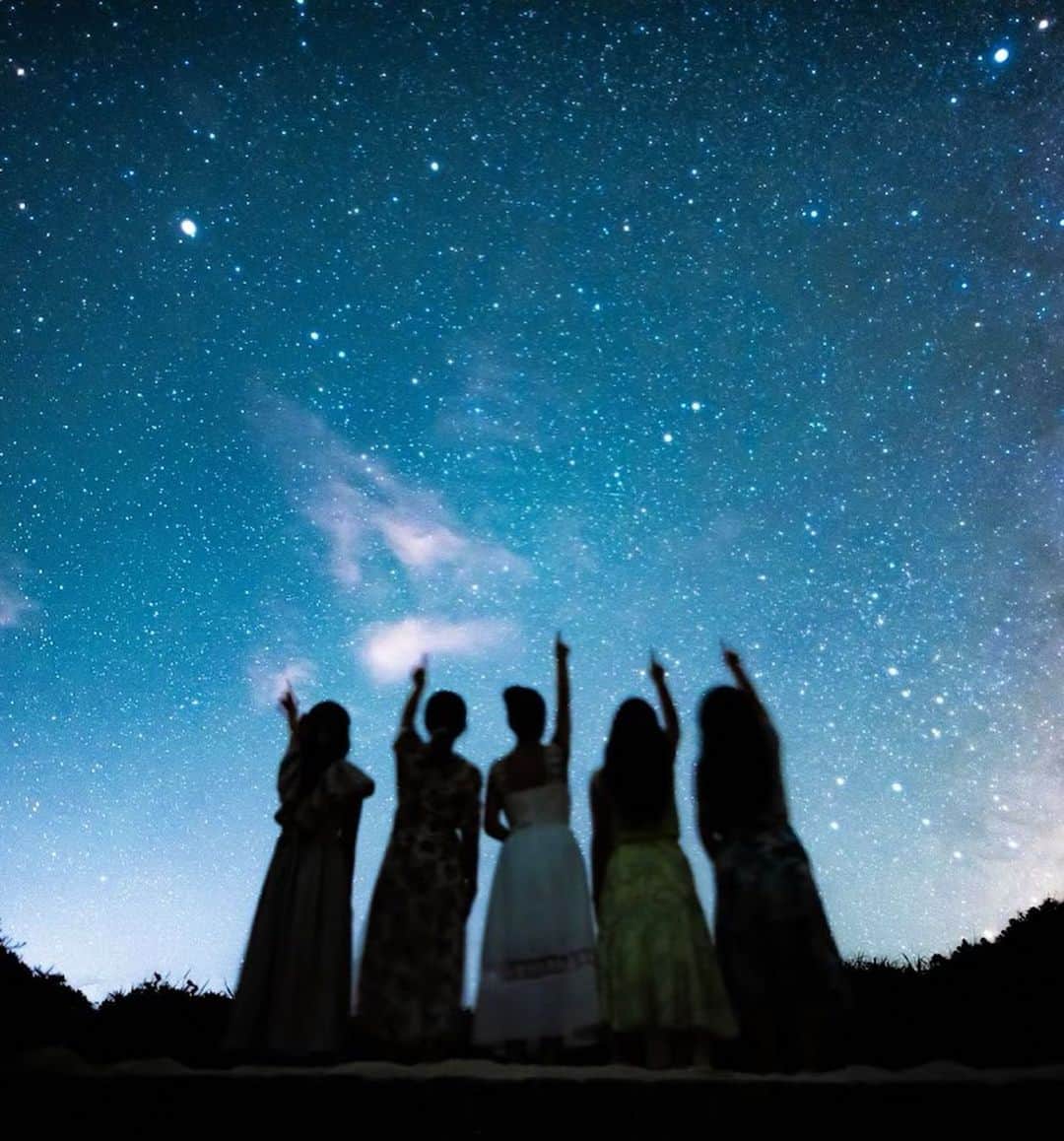 大槻ひびきさんのインスタグラム写真 - (大槻ひびきInstagram)「宮古島で大好きな友達と みんなで満天の星空を見ました💫  たらこちゃん(@taracoai)に 紹介してもらって 星空カメラマンの (@noripos)さんに 撮影していただきました🥹✨ ありがとうございます！  目がまわるくらいの星の数 綺麗すぎて怖いくらい 鮮やかな星空で 天の川を肉眼でしっかり見れたことに感動しました🥹  大好きな友達みんなで 宮古島行けてよかった またみんなで遊びに行きたい またいつか一緒に星空眺めたいな、と思いながら 星を眺めました」9月28日 20時39分 - yanhibi0221
