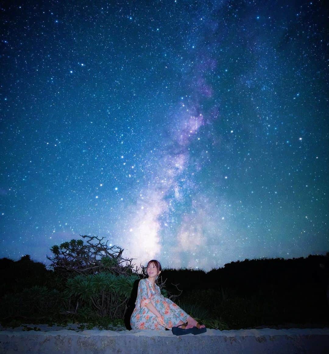 大槻ひびきのインスタグラム：「宮古島で大好きな友達と みんなで満天の星空を見ました💫  たらこちゃん(@taracoai)に 紹介してもらって 星空カメラマンの (@noripos)さんに 撮影していただきました🥹✨ ありがとうございます！  目がまわるくらいの星の数 綺麗すぎて怖いくらい 鮮やかな星空で 天の川を肉眼でしっかり見れたことに感動しました🥹  大好きな友達みんなで 宮古島行けてよかった またみんなで遊びに行きたい またいつか一緒に星空眺めたいな、と思いながら 星を眺めました」