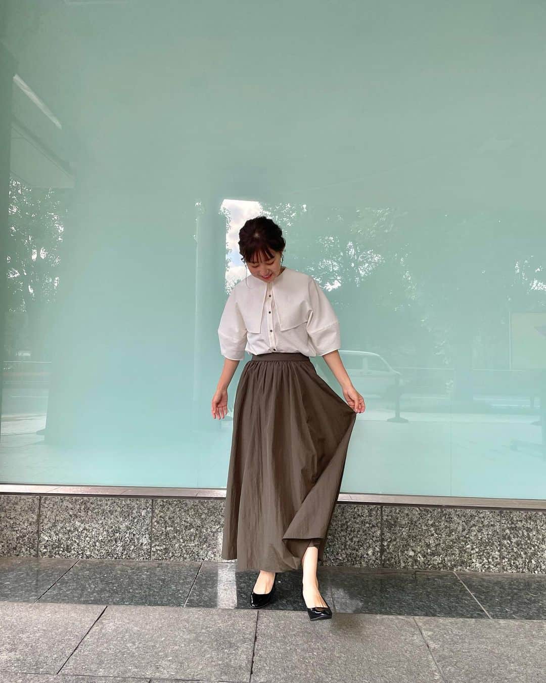 豊崎由里絵のインスタグラム：「. 今日は久しぶりに 大阪で1日ロケをしてきました〜😍👏 何のロケかはまた後日。 日付が変わる頃に帰宅するので 明日いつも通りに 3時に起きられるか不安すぎる。😳 （もう既に目覚ましはかけた）  写真はモニフラ衣装です✨  🍀9/15(金)【サッカー生地衿ブラウス＋カーキスカート】 ブラウス→@rawfudge_official  🍀9/18(月)【ボーダー袖フリルトップス＋水色ワイドパンツ】 トップス→@m_maglie_le_cassetto_official パンツ→@superiorcloset_ined_official  🍀9/19(火)【クリームパフスリーブワンピース】 →@m_maglie_le_cassetto_official  🍀9/20(水）【ネイビーレースセットアップ】  🍀9/22(金)【ネイビー×ストライプレイヤード風トップス＋ブルーパンツ】 トップス＋パンツ→@superiorcloset_ined_official」