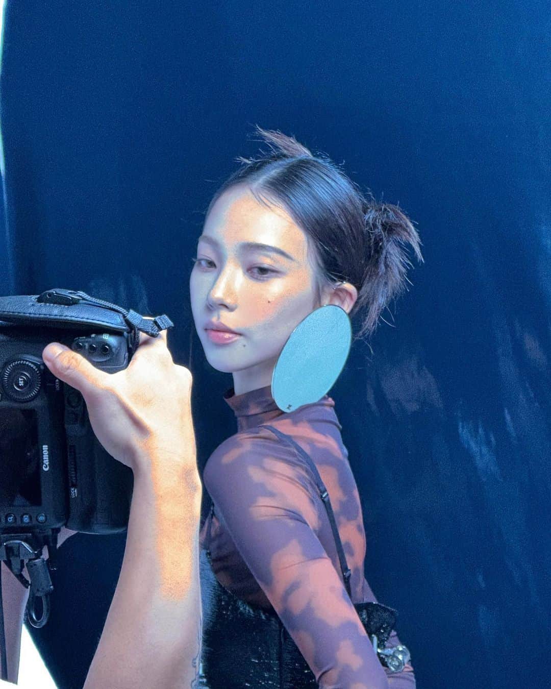 KARINAさんのインスタグラム写真 - (KARINAInstagram)「Behind🐈‍⬛🐈‍⬛」9月28日 20時35分 - katarinabluu