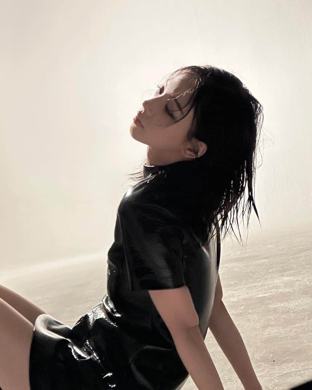 KARINAのインスタグラム：「Behind🐈‍⬛🐈‍⬛」