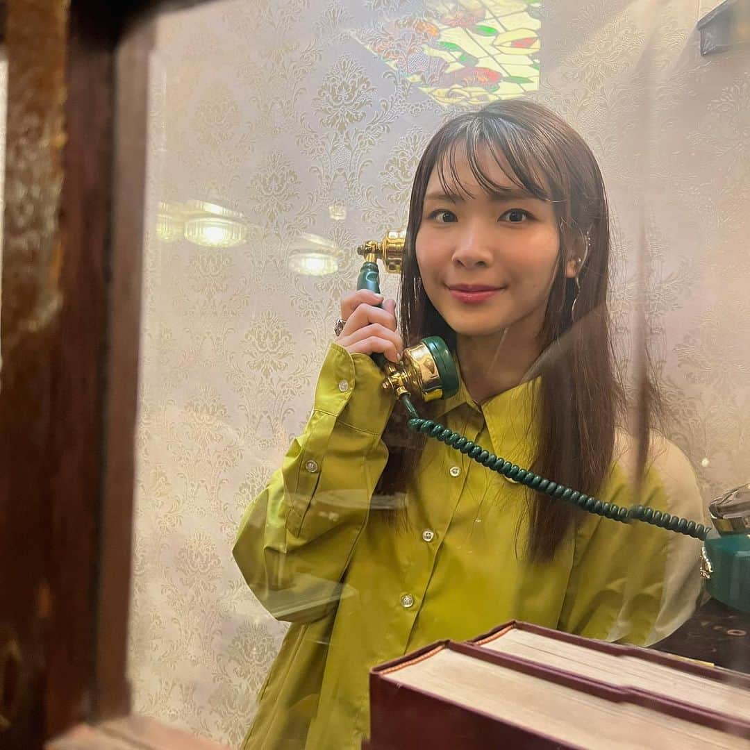 のインスタグラム：「MVのオフショットがいろいろあるので、少しずつ載っけてみます。 初めましての監督鳥畑さん、なんとお会いしてみたら同い年の素敵な女性で。 今回歌詞に合わせて電話がひとつのモチーフになっているのですが、ダイヤル式電話の候補もありつつ、 最終的にはガラケーに。 同世代なので、懐かしさに盛り上がりました。 喫茶店シーンの舞台にお借りした カールモールさん、見えないところまで レトロでかわいかった。💐 ナポリタンとプリンパフェはなんと 撮影チームのクルーの方が 現地で素材を飾り付けして作ってくれたもの！ とても器用でびっくりしました。🍮」