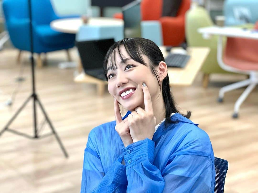 寺田真珠のインスタグラム：「撮影でした📸💙  お疲れ様です！！！！！ たのしかった🐶✨✨  情報解禁お楽しみにっ！！！！！  二枚目なんかださいね？  #撮影 #ootd #ootdfashion #camera #photooftheday #photo #笑顔 #秋服 #秋 #秋服コーデ #秋コーデ #autumn #シャツコーデ #シャツ #shirt #beauty #美容大好き #オフショット #サンミュージックプロダクション #高身長コーデ #168 #ブルベ #パーソナルカラー #follow #いつもありがとう #japan #都内」