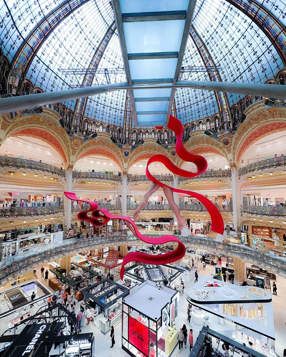 aiのインスタグラム：「Paris🇫🇷から早２ヶ月  今週末からまたまたヨーロッパへ✈️  しかし飛行機17時間は本当に辛い😓  #paris #galerieslafayette  #フランス #パリ」