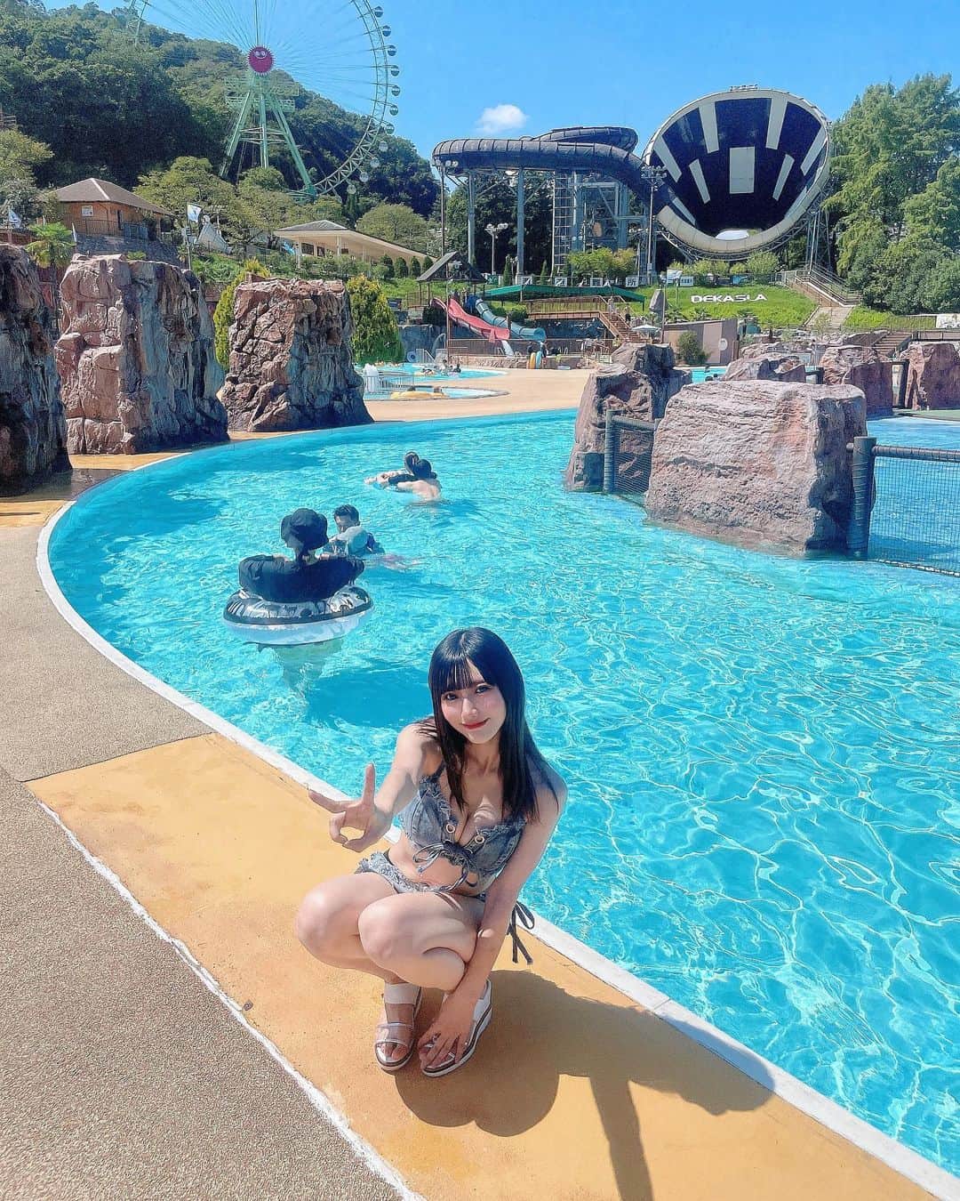 のインスタグラム：「. 今年の夏しっかり楽しんだのに インスタ全然更新してなかったので 夏が終わる前に..！  上京してきて初めてのプールだった️🩵 プライベートで水着着たのもたぶん10年振りくらい？かも  しっかり焼けた！！！！！！！！  #東京サマーランド #プール  #デニム水着 #デニムビキニ #swimwear」