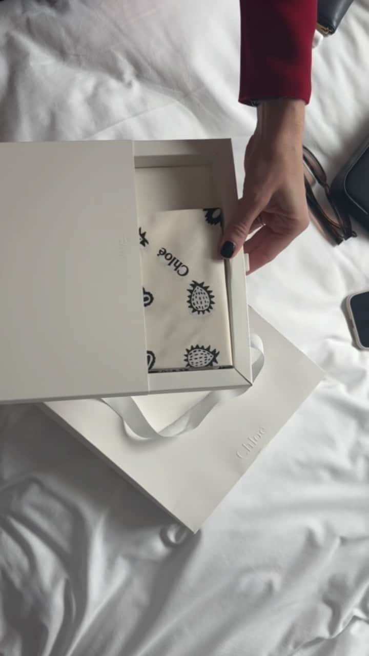 のインスタグラム：「Endnu en travl modeugedag i #Paris er i gang, hvor kalenderen blandt andet byder på show hos @chloe. Se den fine invitation her.」