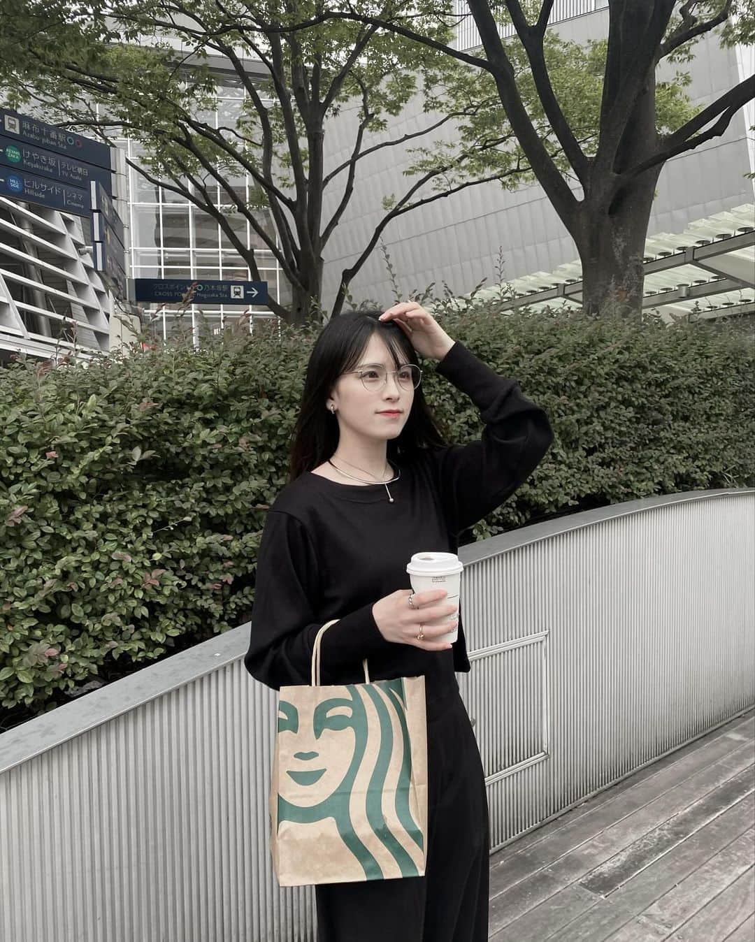 大園桃子さんのインスタグラム写真 - (大園桃子Instagram)「⁡ ⁡ 風が暴れていた日。🏃 ⁡ この日はネックレスを2重にして diagonal button knit tops / blackは ボタンを後ろにして。 ⁡ 後前どっちを前に持ってきても🪐 ⁡」9月28日 19時10分 - o.momoko_official