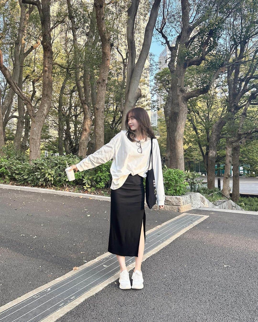 野島樺乃のインスタグラム：「🦔 . . . お天気良かったから散歩したっ  秋 はやく来て~~もう待ちくたびれちゃう . . .  #ノジマノシフク  #秋服 #秋コーデ #ロンt  #モノトーンコーデ  #シンプルコーデ #ootd #fashion」