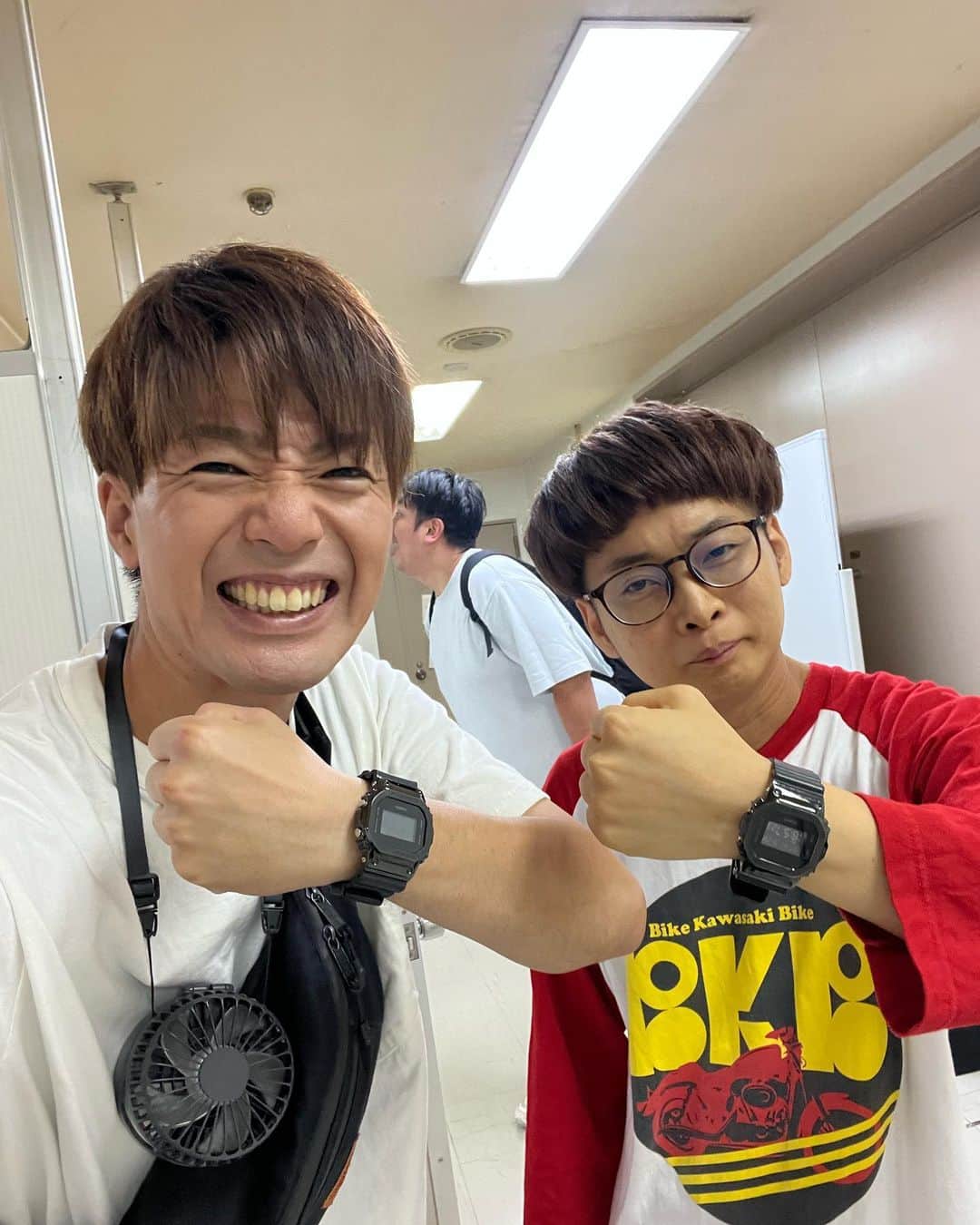 辻井亮平のインスタグラム：「バイクさんとお揃いの時計。  バイクさんはもうこの時計電池切れかけやから新しいの買おうかな言うてる。  なんでやねん！  電池交換でええでしょ！！  どんだけ説得しても何か煮え切らん返事しか返ってこん。  面倒くさいらしい。  みんな！！  バイクさん説得コメントたくさんしてくれ！！  電池切れるたびに新しいの買うなんて、そんなアホの金持ちみたいな事したらあきまへんで！！  ここに署名が集まったらバイクさんも電池交換してくれるはずや！！  みんな！！  よろしくお願いします！！！  #小さなレインボージャンボが #俺のほっぺにキス #山さん」