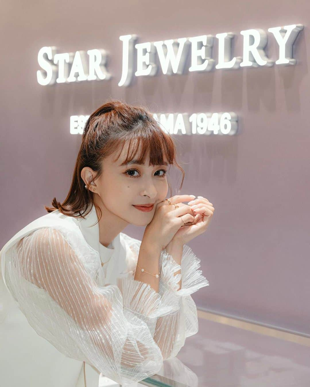 Kerinaさんのインスタグラム写真 - (KerinaInstagram)「有日劇寵兒之稱的Star Jewelry 終於來台灣了‼️ 有人看過交響情人夢嗎（誒？透漏年代了 劇中野田妹戴的桃心紅寶石項鍊 就是MYSTERIOUS RUBY的系列唷❤️  Star Jewelry今年開始拓展海外市場 臺灣是海外的第二站唷👏🏻 設計風格清新簡約 在日本也是很受年輕新人們挑選婚戒的品牌之一 我戴的金色愛心是CONNECT WITH LOVE系列 它的愛心設計不是常見的胖胖圓圓形狀 而是帶有俐落線條的“成熟之心” 時尚感更升級🫶🏻  其他系列也都超美～ 在店裡逛到有點流連忘返（笑） 很想拿卡出來刷下去 但因為要趕著回公司直播來不及好好逛🙈  櫃位就在信義新光三越A8的2F 十月底之前還有滿額贈「精緻旅行珠寶盒」唷 (恕不挑色，贈完為止)  @starjewelry_taiwan #starjewelrytw #starjewelry #日系輕珠寶  #jewelry #輕珠寶 #necklace」9月28日 19時03分 - kerina_hsueh