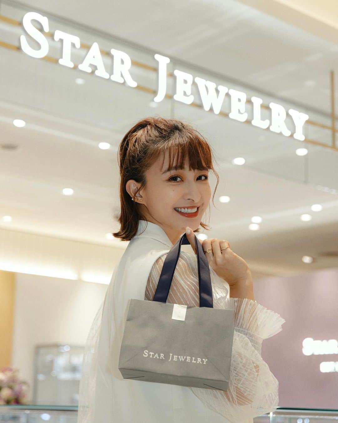 Kerinaさんのインスタグラム写真 - (KerinaInstagram)「有日劇寵兒之稱的Star Jewelry 終於來台灣了‼️ 有人看過交響情人夢嗎（誒？透漏年代了 劇中野田妹戴的桃心紅寶石項鍊 就是MYSTERIOUS RUBY的系列唷❤️  Star Jewelry今年開始拓展海外市場 臺灣是海外的第二站唷👏🏻 設計風格清新簡約 在日本也是很受年輕新人們挑選婚戒的品牌之一 我戴的金色愛心是CONNECT WITH LOVE系列 它的愛心設計不是常見的胖胖圓圓形狀 而是帶有俐落線條的“成熟之心” 時尚感更升級🫶🏻  其他系列也都超美～ 在店裡逛到有點流連忘返（笑） 很想拿卡出來刷下去 但因為要趕著回公司直播來不及好好逛🙈  櫃位就在信義新光三越A8的2F 十月底之前還有滿額贈「精緻旅行珠寶盒」唷 (恕不挑色，贈完為止)  @starjewelry_taiwan #starjewelrytw #starjewelry #日系輕珠寶  #jewelry #輕珠寶 #necklace」9月28日 19時03分 - kerina_hsueh