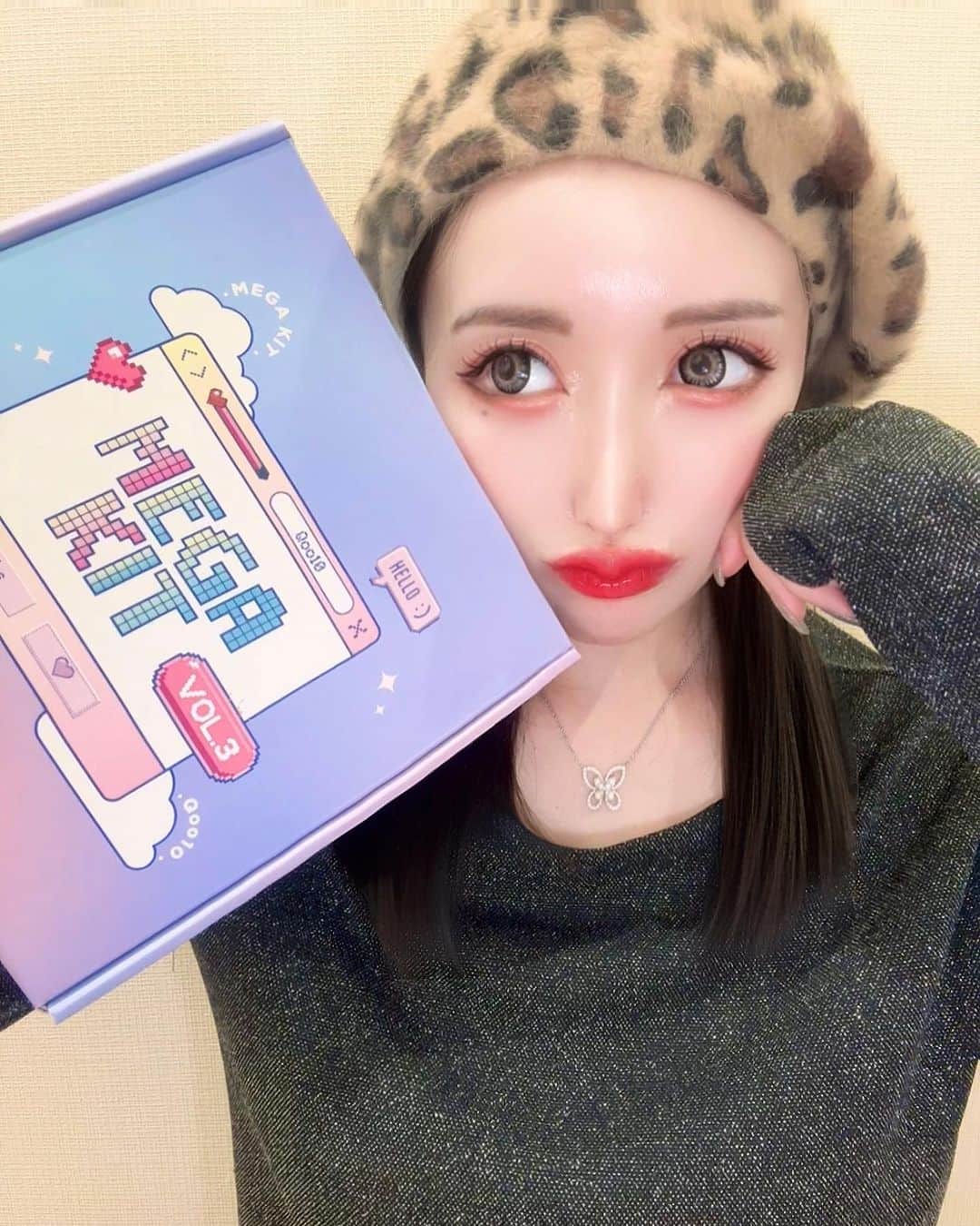 白咲えりかのインスタグラム：「韓国コスメレビュー🇰🇷🤍 今回もQoo10から素敵なMEGA KIT🩵  line upは気になってたブランドが沢山入ってて嬉しい❤️  ①numbuzin： 3番 ノーファンデ陶器肌トーンアップクッション  ②AMUSE： ジェルフィットティント 日本限定色 「東京チェリー」  ③NEOGEN： リアルレチノールセラム  ④2aN： デュアルチーク   ⑤TSシャンプー： ニュープレミアムTSシャンプー  ⑥Genabelle： PDRNリジュビネイティングマスク   ⑦Dr.G：レッドBCスージングクリーム   ⑧Veganifect： クリーン＆グロー青い麦つやつやキメセラムフィットマスク  ⑨Snp： ゴールドコラーゲンインテンシブアイクリーム  ⑩Anua： ドクダミ80％水分鎮静アンプル  ⑪d'Alba： ダブルセラム&クリーム   ⑫SKINFOOD： ゆずCダークスポットクリアセラム   ⑬COSRX： RXザ・レチノール0.1クリーム   2aNのチーク、今バズってて pink &purpleのカラーでブルベ夏 大優勝チークで最近ずっと使ってる🖤🤍🖤 あと2色を好きなようにアレンジして お気に入りのカラー作れる⭕️  AMUSEの東京限定色もブルベ大優勝で 早速愛用しちゃってる🤣 色持ちも凄くてリピするつもり！  numbuzinのクッションも普段ファンデを 薄く付けるのが好きな私からしたら本当に大優勝🏆 自然にトーンアップしてお肌綺麗になる✨  10/01〜10/07日の間に【メガポ】タグが付いている 商品を購入すると購入金額の 20%がポイント還元されるよ🫰🩷 この機会に気になってる韓コスGETしてね✨  #Qoo10MegaKit #Qoo10 #メガポ #PR #名古屋 #大阪 #東京 #福岡 #韓国ヘア #投資女子 #love #happy  #投資家  #20代投資家と繋がりたい #followforfollowback #いいね返し #instagood #instadaily #instagram #fire生活 #韓国 #韓国旅行 #韓国ファッション #韓国ヘア #韓国コーデ #한국 #한국여행 #한국어 #korea」